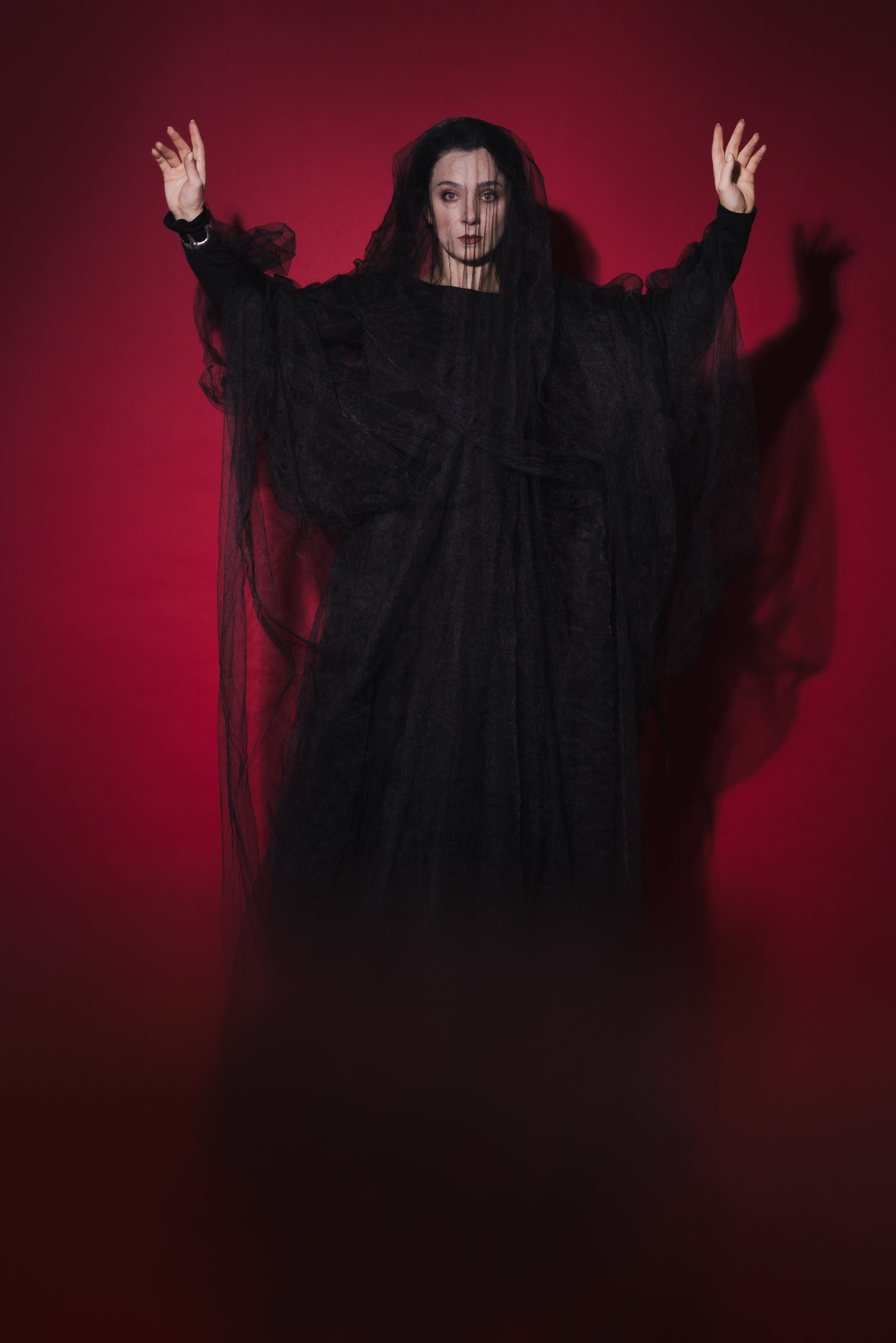 Нана Татишвили, девушка в черном платье на красном фоне