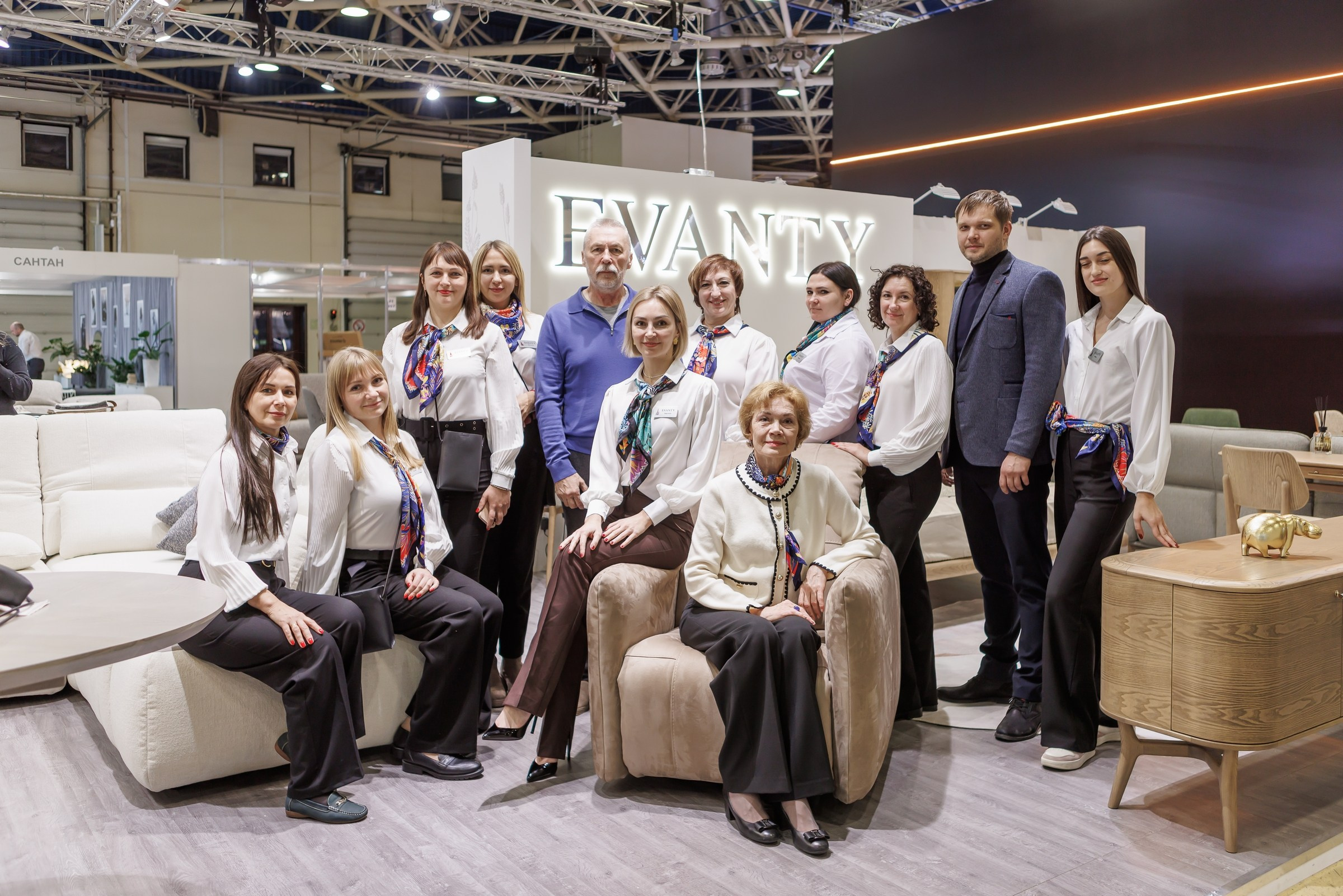 Работа большого стенда мебельной фабрики Evanty. Фотограф на выставку в Москве