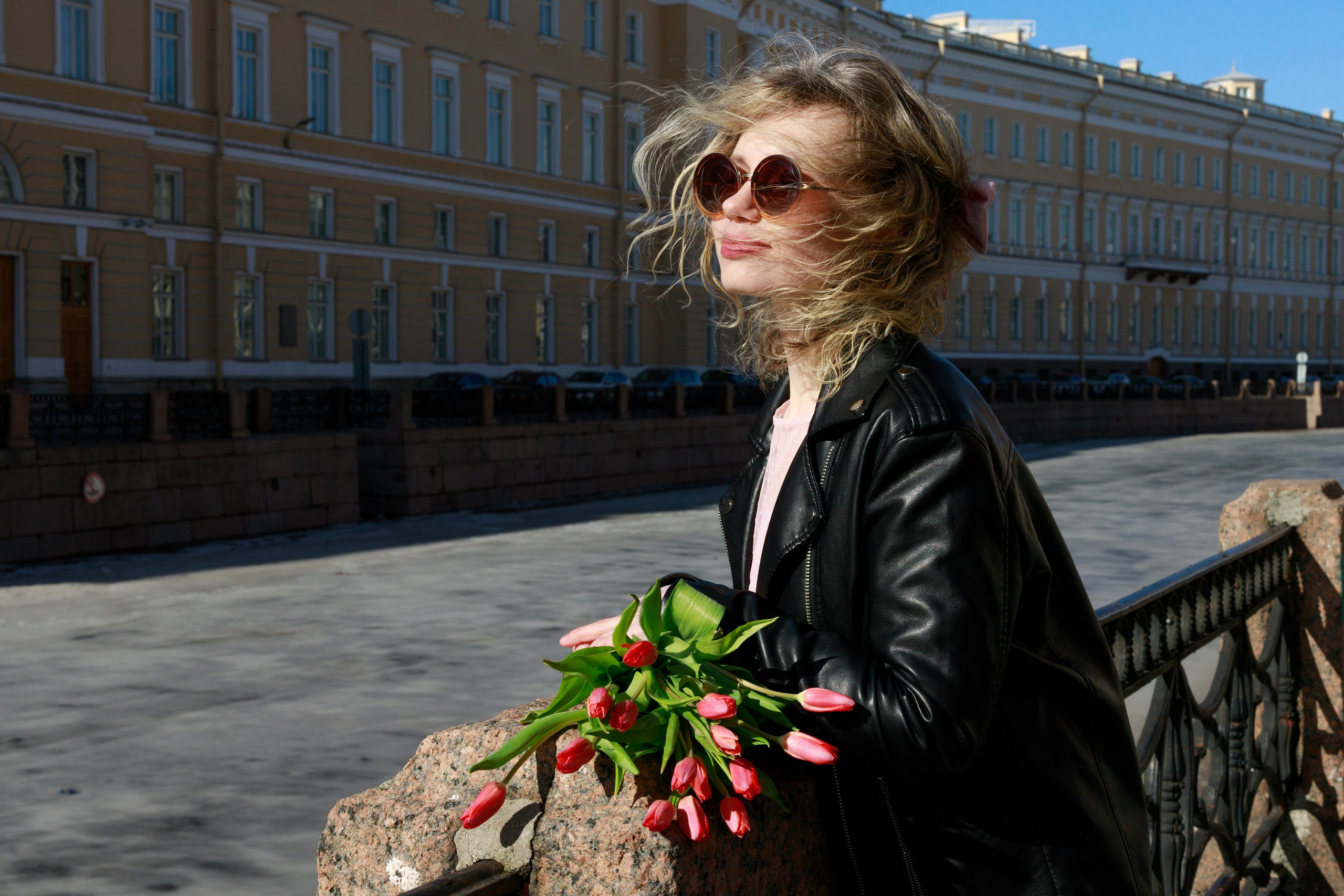 Фотопрогулка в городе с тюльпанами. Фотограф Санкт-Петербург Конюхова Мария