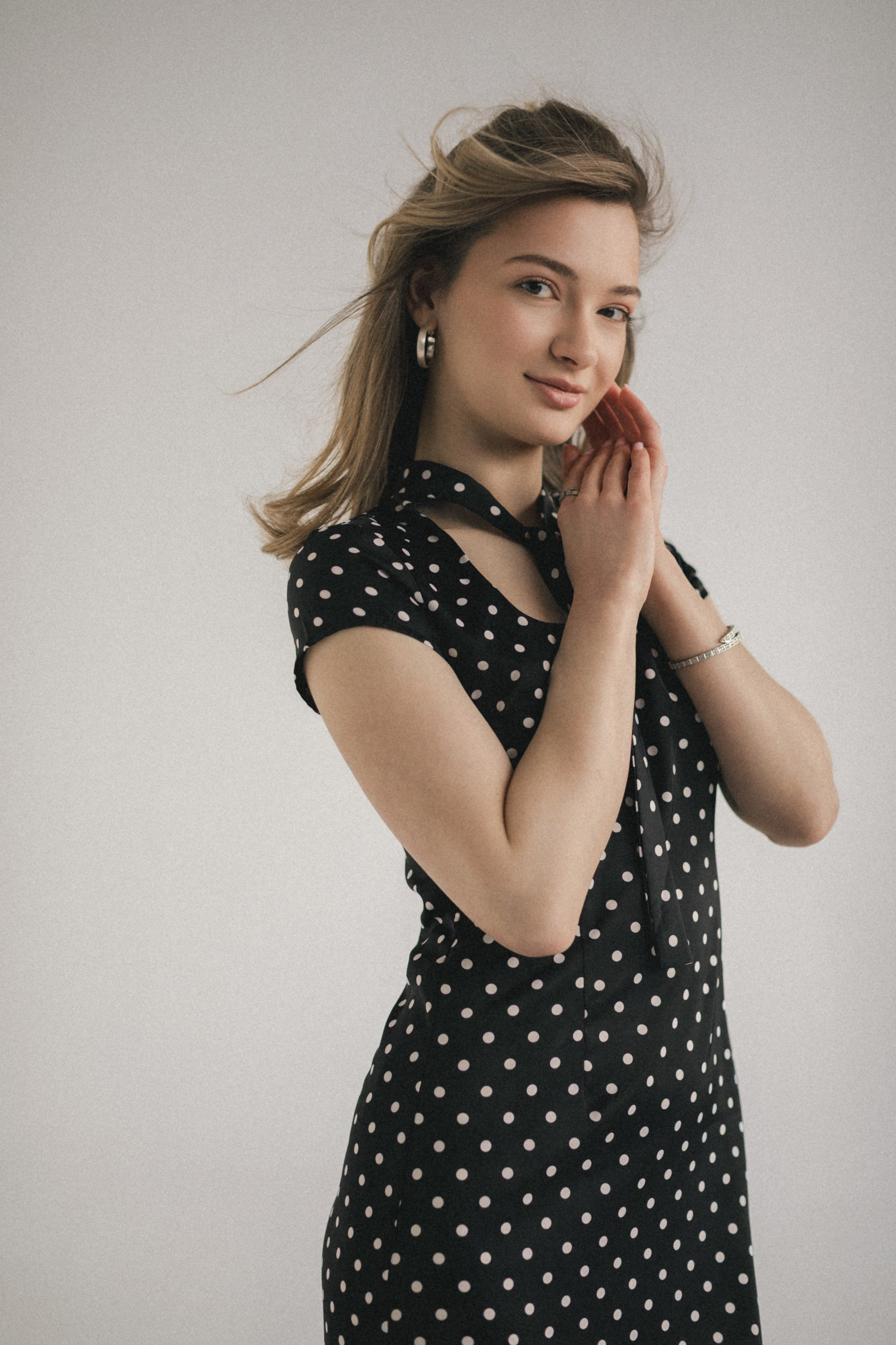 Фотосессия ко Дню рождения девушки в студии с тортом. Фотограф во Владикавказе Юрий Геворгизов