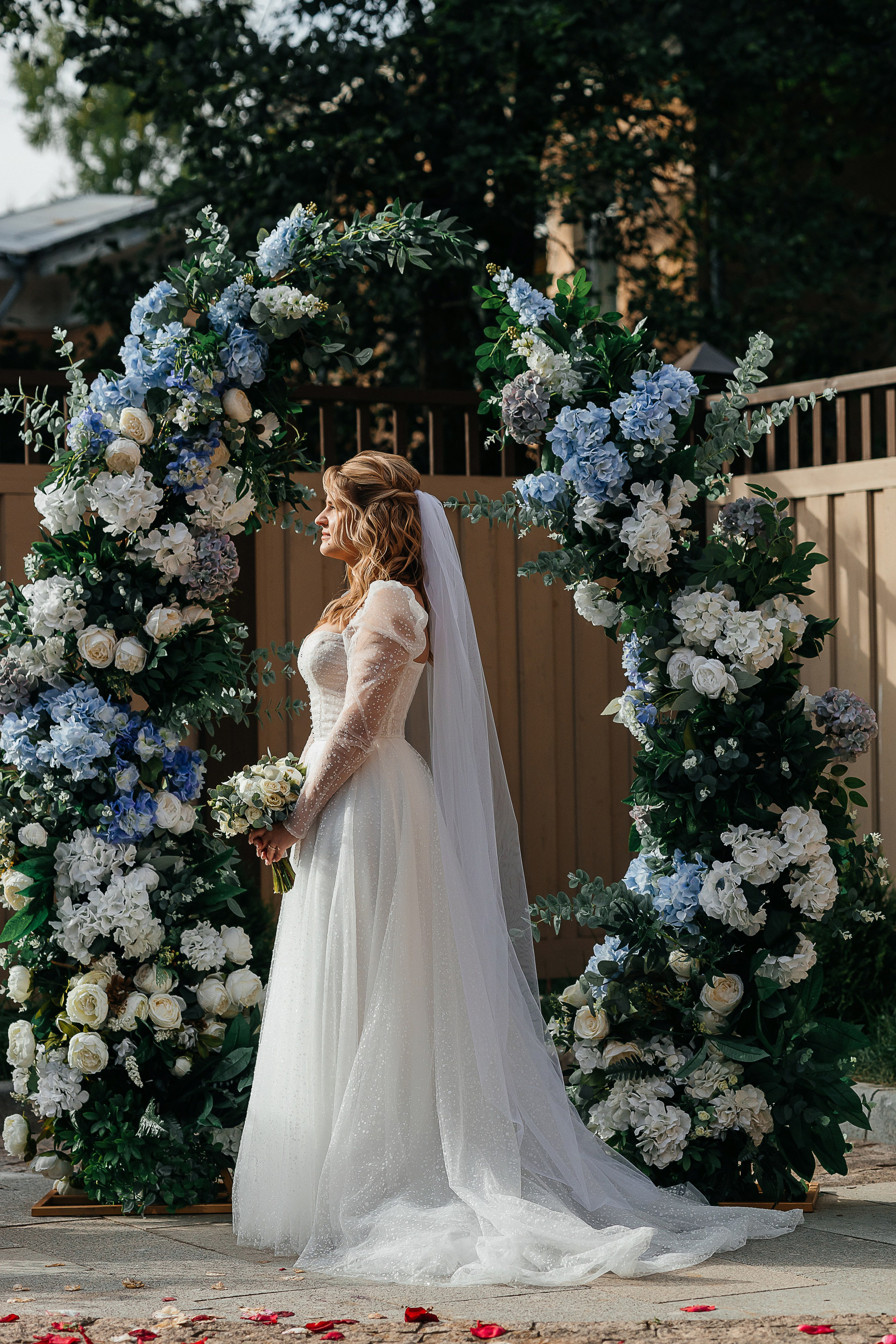 Трогательная выездная церемония в уютном дворике отеля. Олег Сверчков | Свадебный фотограф Вологда