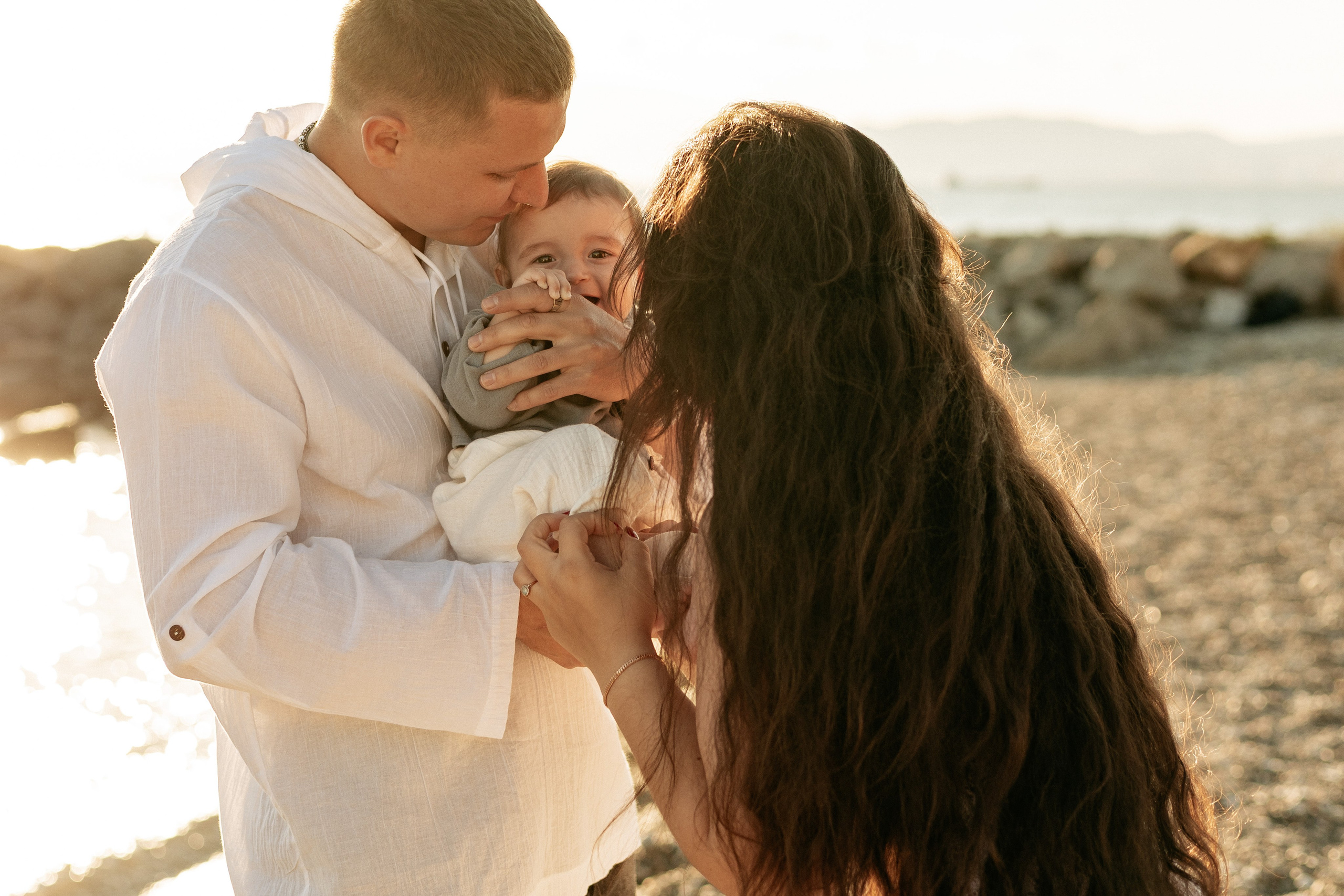 Момент затишья: семья наблюдает за уходящим солнцем