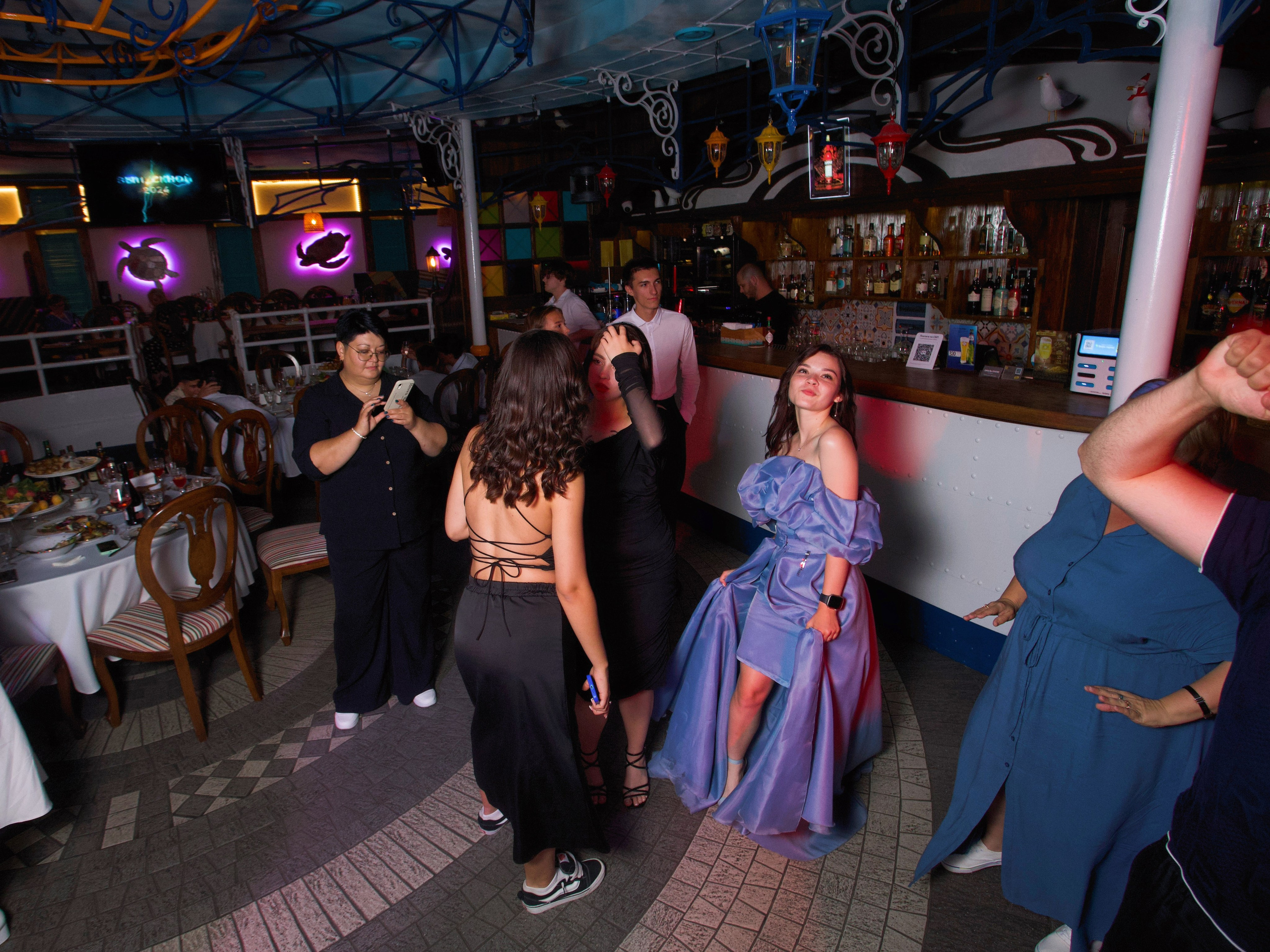 ВЫПУСКНОЙ «КОКОМО» 27.06.24. Репортажный фотограф Анапа