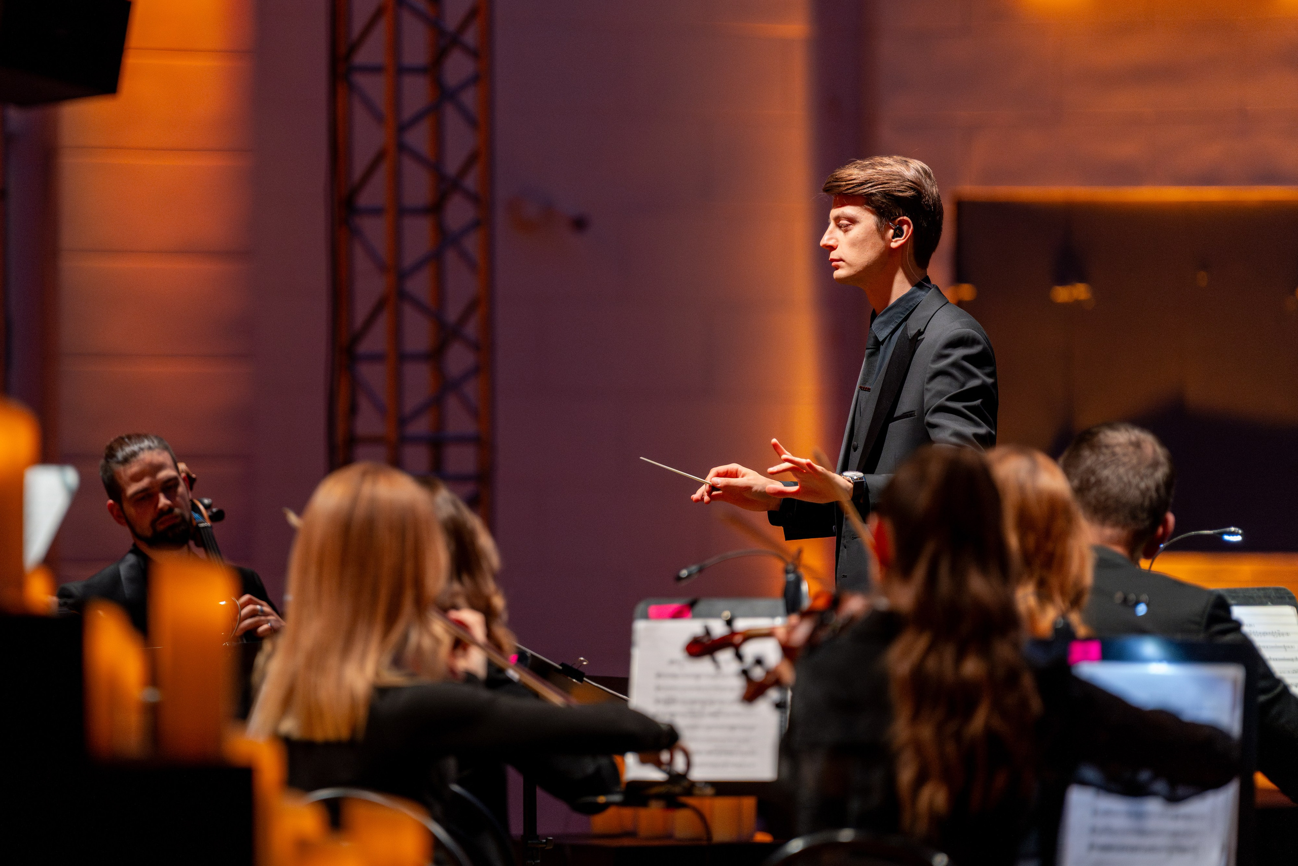 Симфонический оркестр Lumisfera при свечах. Фотограф Никита Комаров