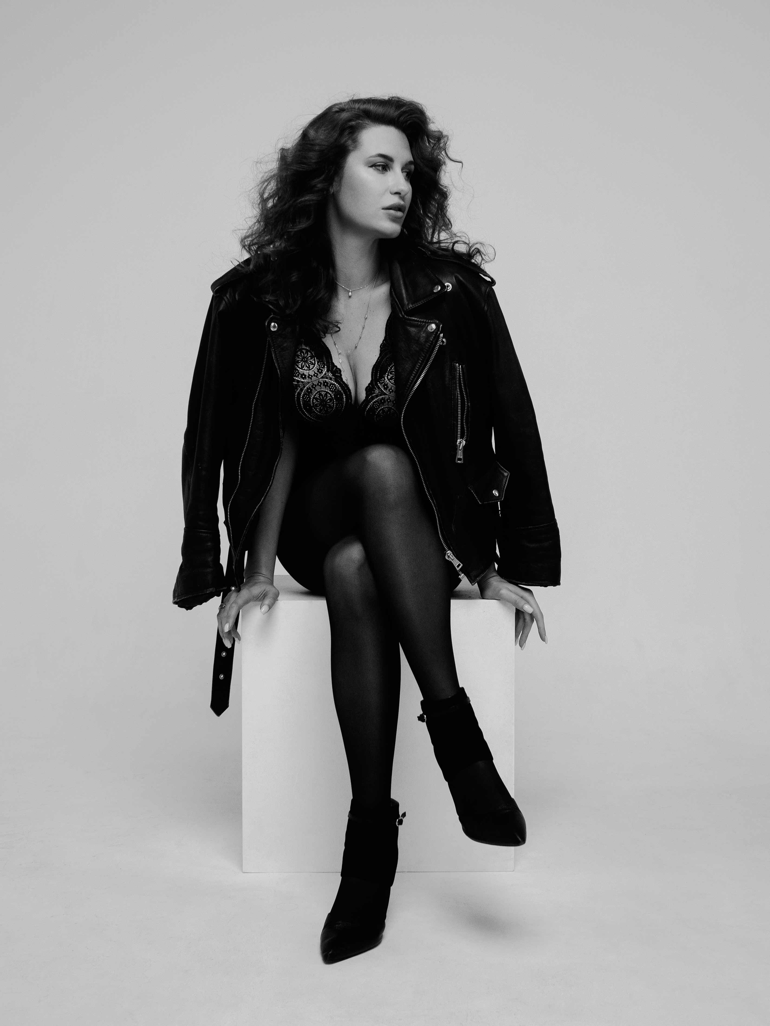 Фотосессия девушки в студии в ч/б. Маруся Машкова • Фотограф в Москве