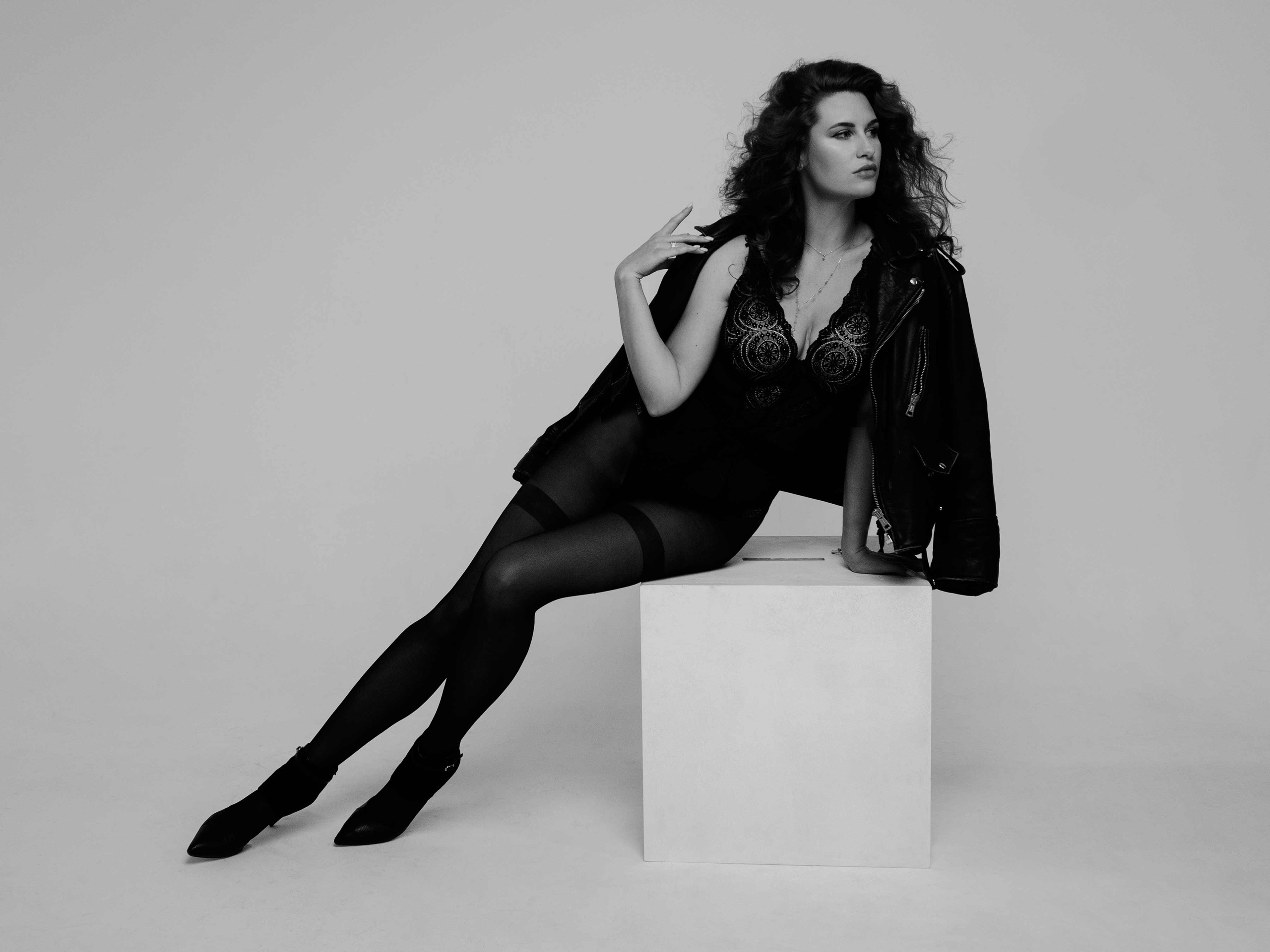 Фотосессия девушки в студии в ч/б. Маруся Машкова • Фотограф в Москве