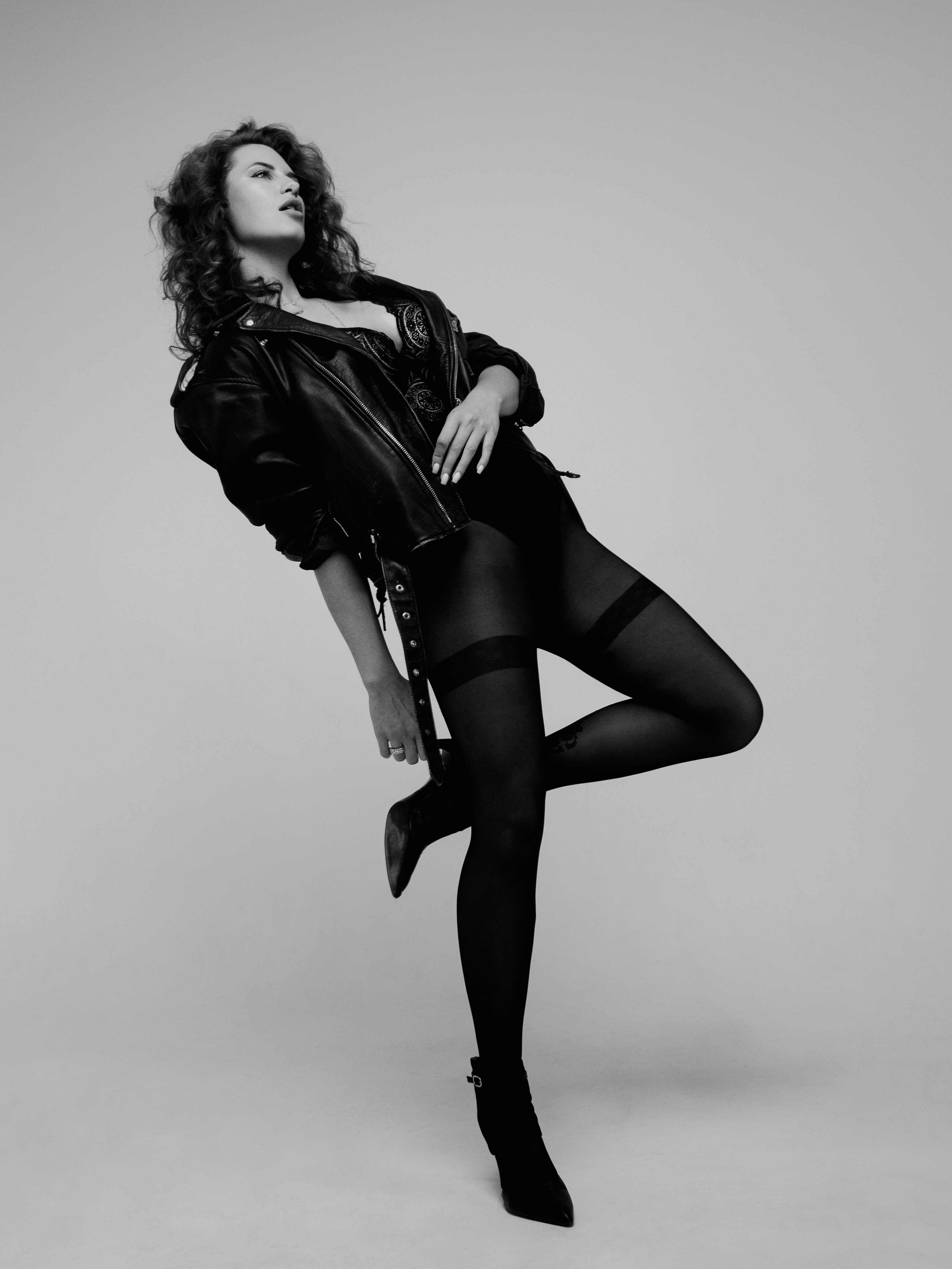 Фотосессия девушки в студии в ч/б. Маруся Машкова • Фотограф в Москве