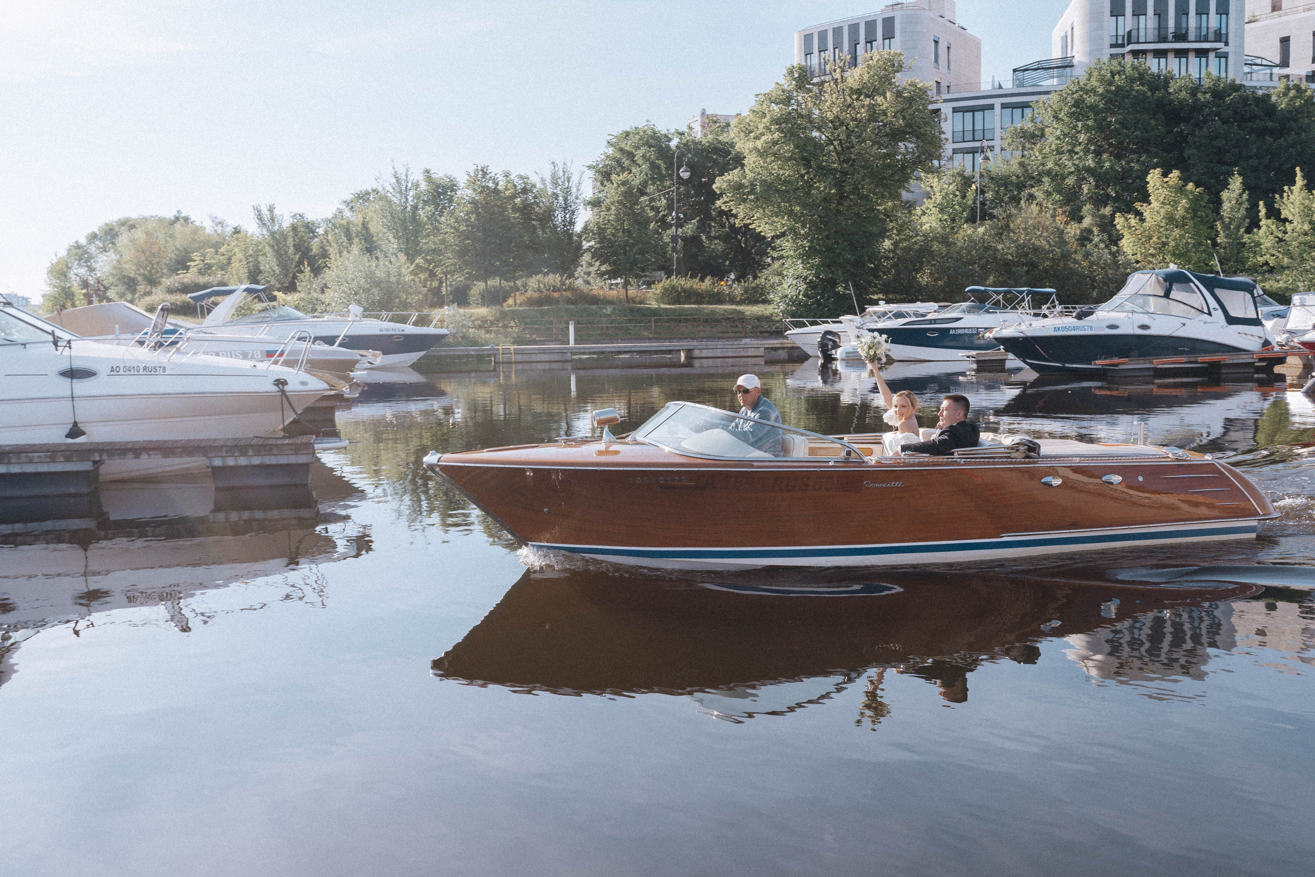 СВАДЕНБНАЯ СЬЕМКА НА КАТЕРЕ ПО КАНАЛАМ САНКТ-ПЕТЕРБУРГА И В АКВАТОРИИ НЕВЫ. Профессиональный фотограф, Санкт-Петербург — Виктория Богомолова