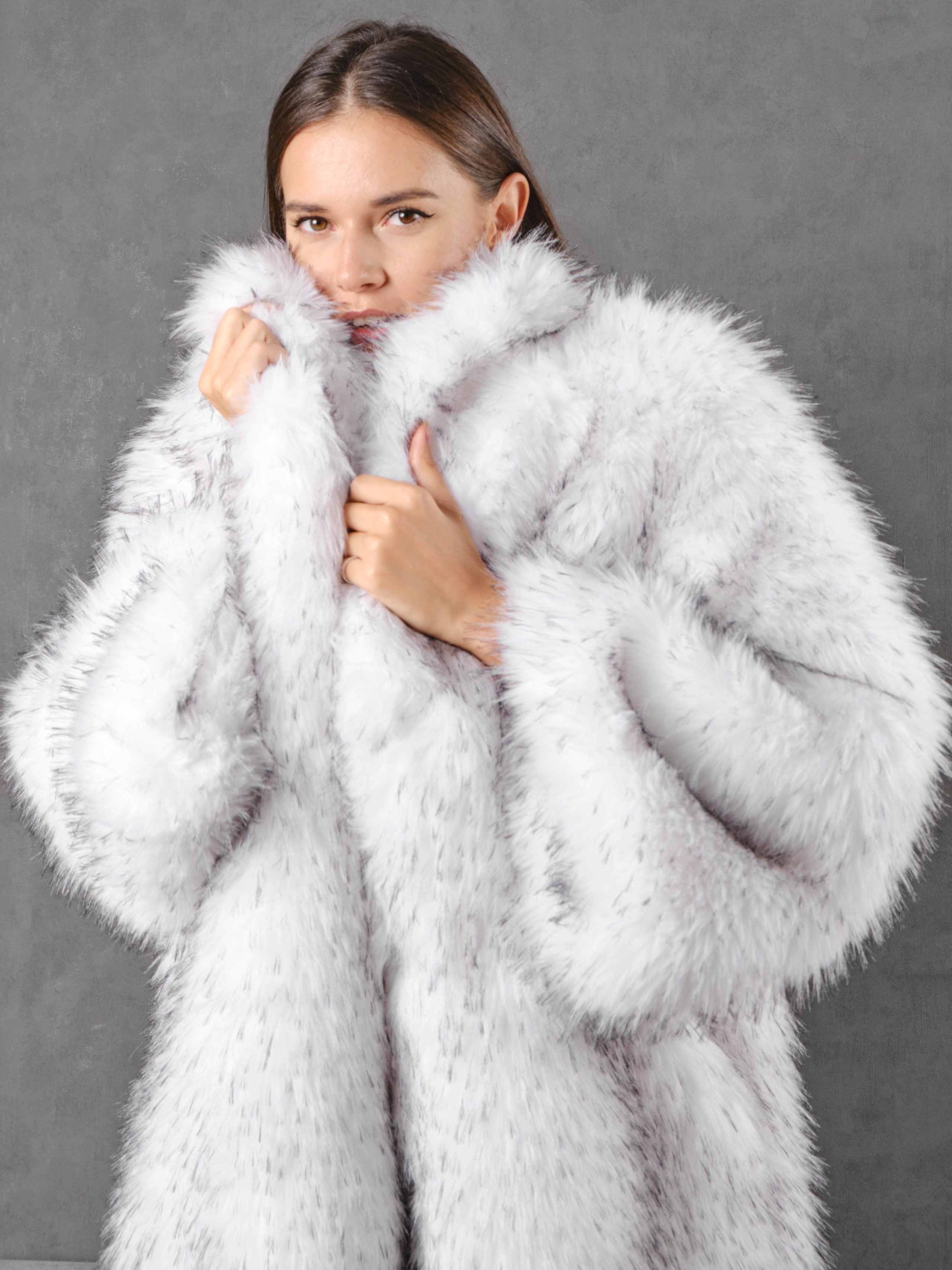 Шубы на сером фоне. Фотостудия для Wildberries Ozon