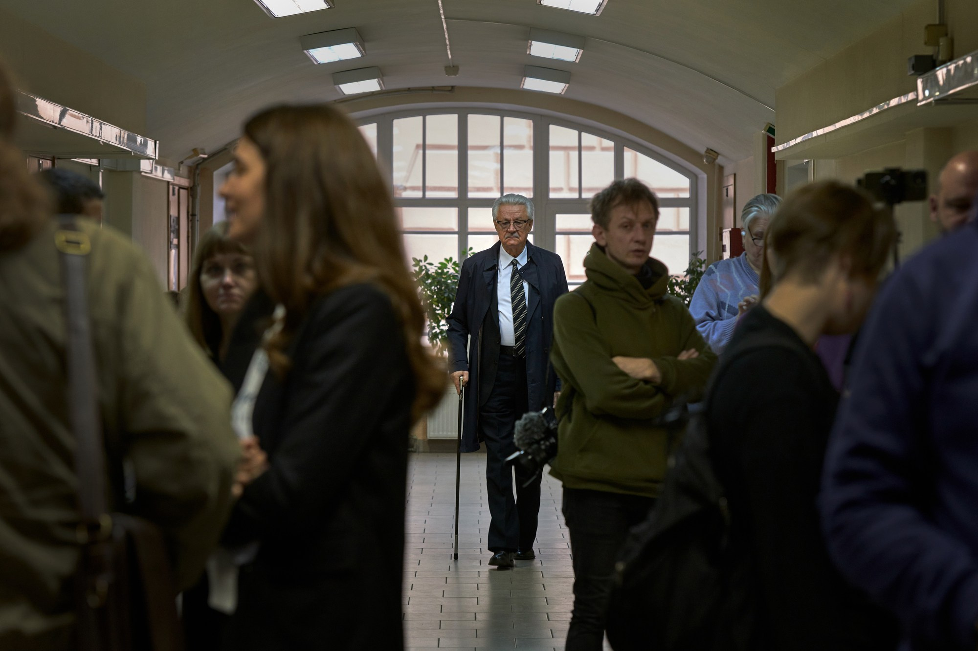 Lawyer Yuri Novolodsky walks through the court corridor to the hearing for Sasha Skochilenko, navigating through the supporters who came to court. At the end of 2022, star lawyer Yuri Novolodsky joined Sasha Skochilenko's case. Novolodsky has been known in St. Petersburg since the 1990s: he worked in the government of Anatoly Sobchak alongside Vladimir Putin, defended billionaire Mikhail Mirilashvili and criminal authority Vladimir Kulibaba in court. This disrupted the usual course of court proceedings: Novolodsky eloquently argued with prosecutor Alexander Gladychev and demanded the recusal of Judge Oksana Demyashova.