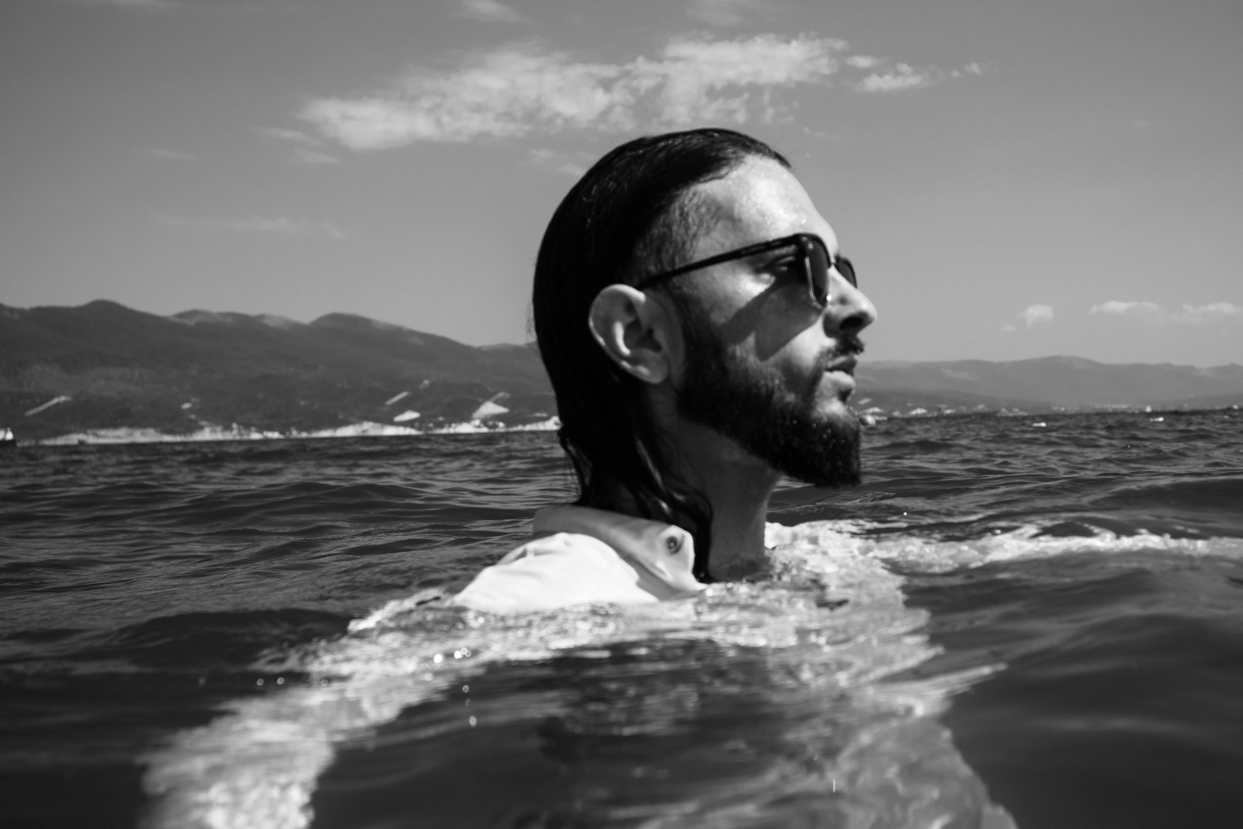 «Шаги по волнам: берег мечты». Уличный фотограф Города N