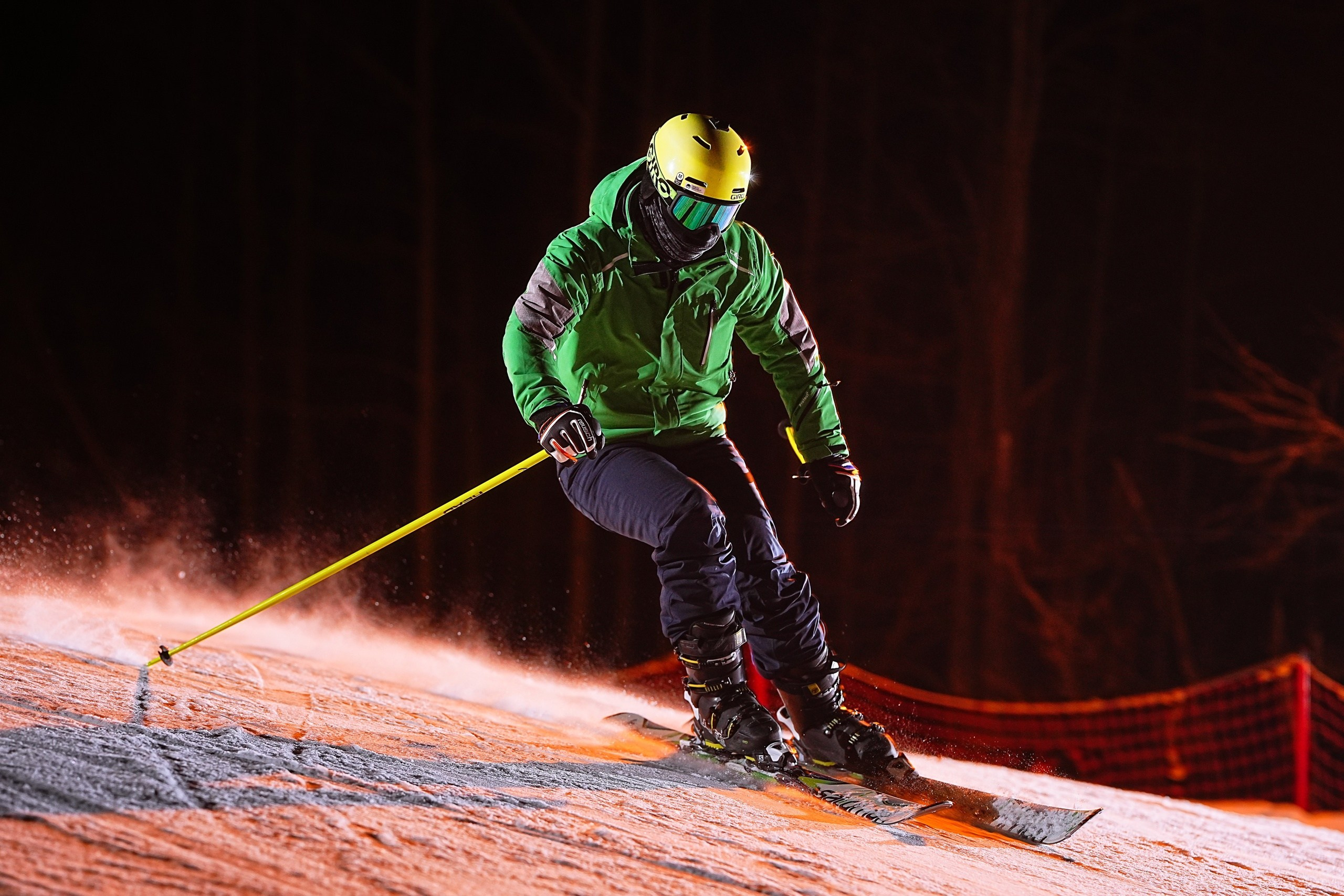 Вечерняя съёмка на склонах с использованием внешних вспышек. Фотограф Студитский Евгений