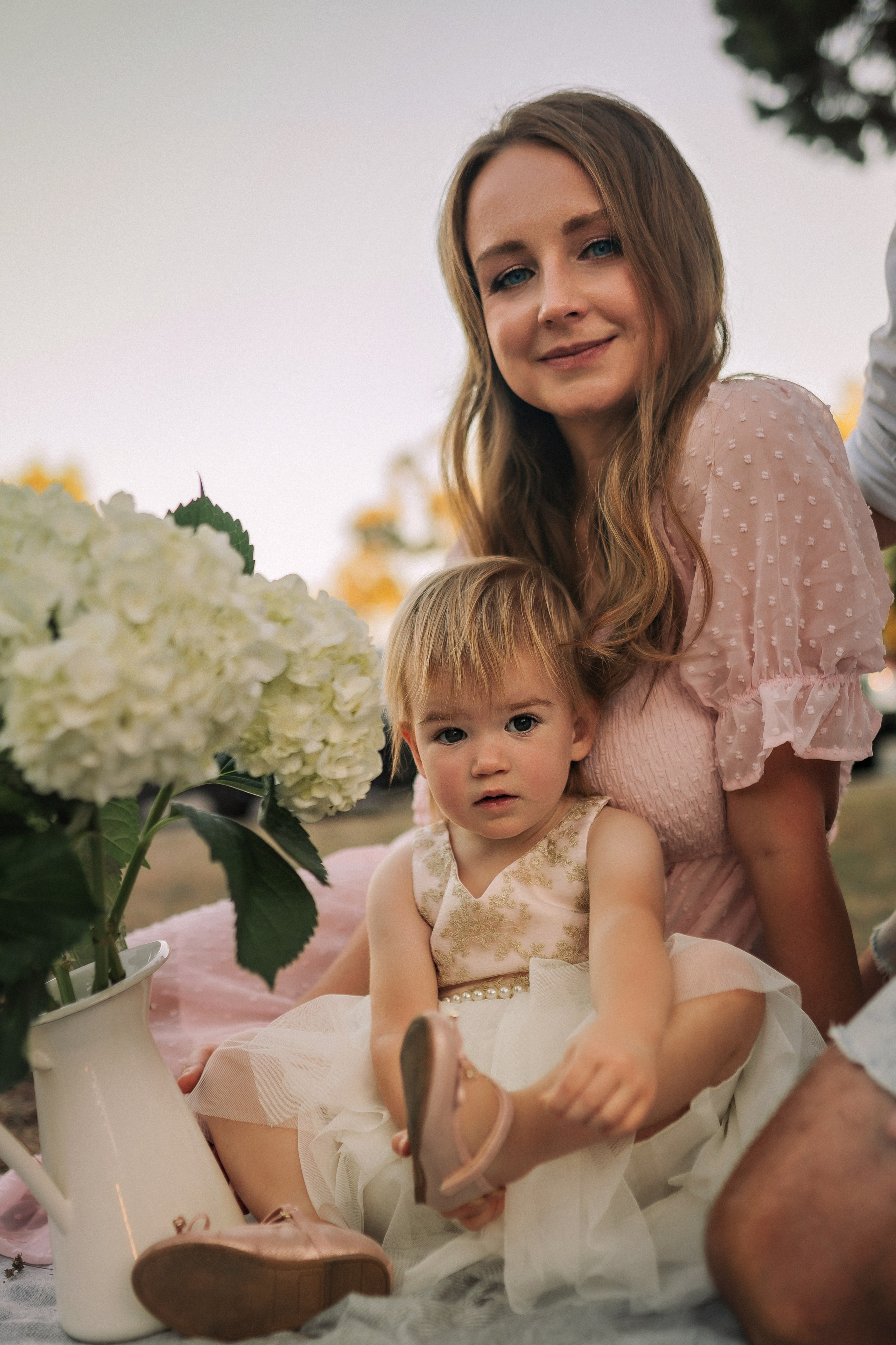 Family snuggles & smiles — cozy family photos