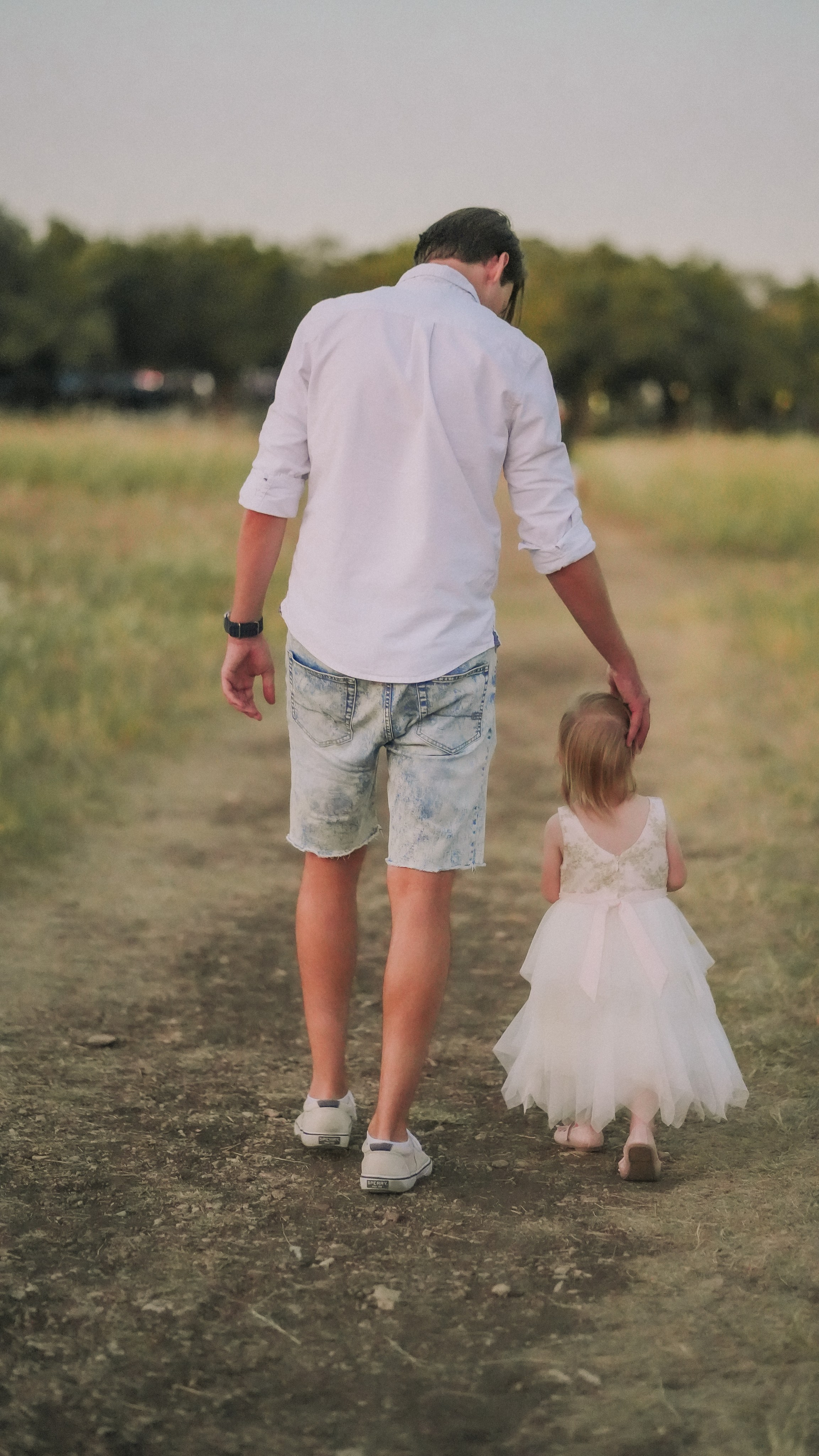 Family snuggles & smiles — cozy family photos