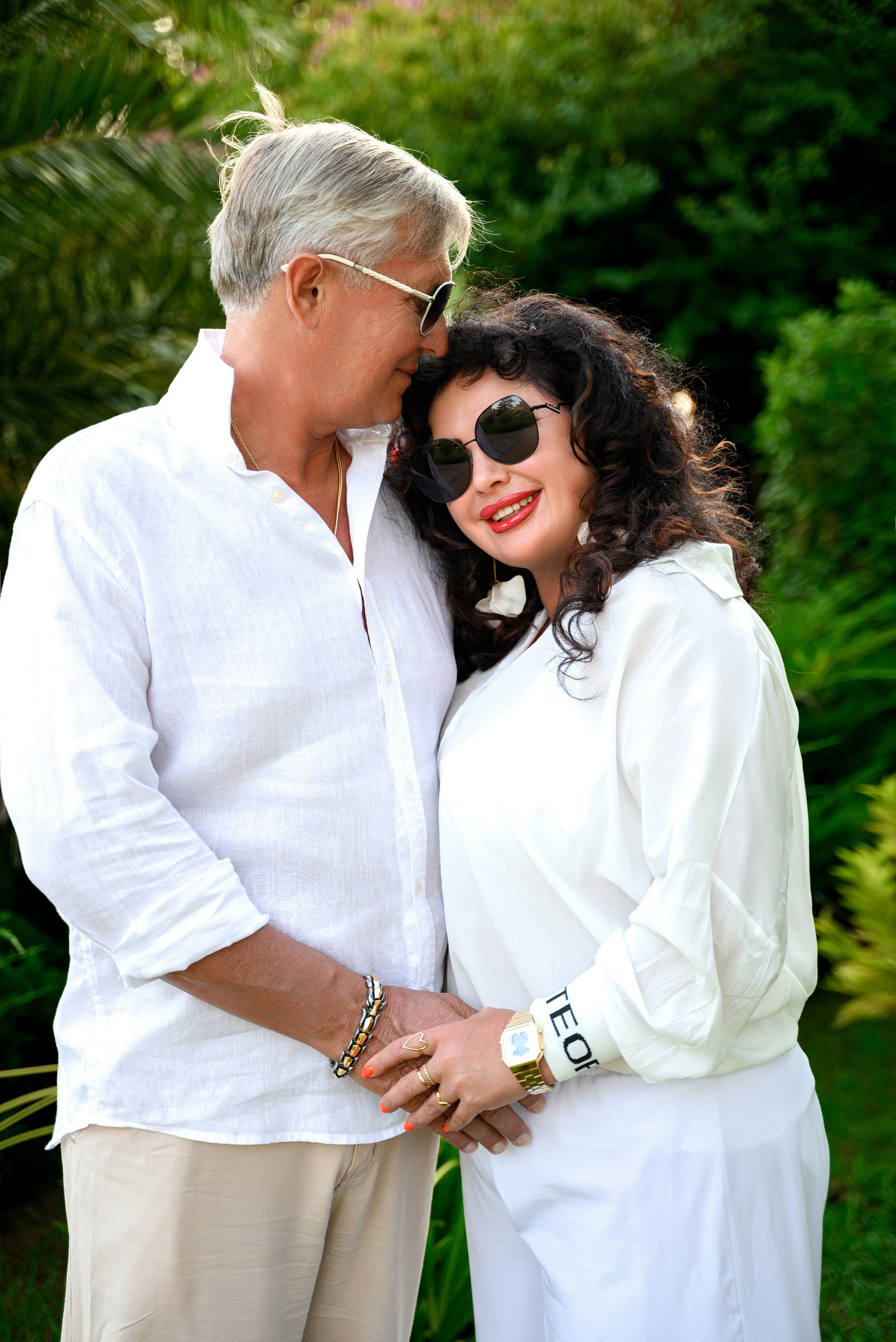 Отдых в Сочи: съемка на фоне пальм в парке с невероятными пейзажами