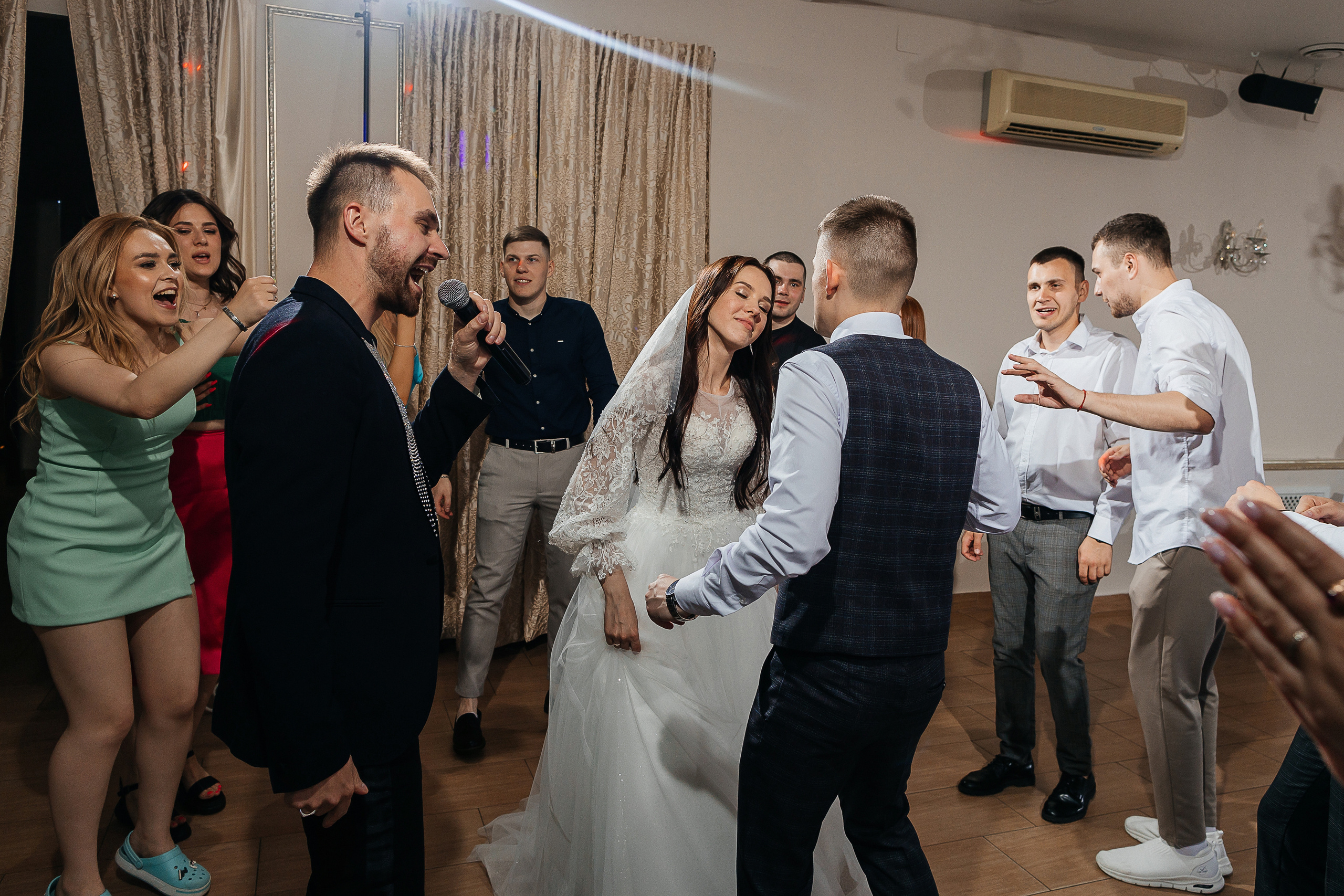 Романтическая встреча пары в отеле. Олег Сверчков | Свадебный фотограф Вологда