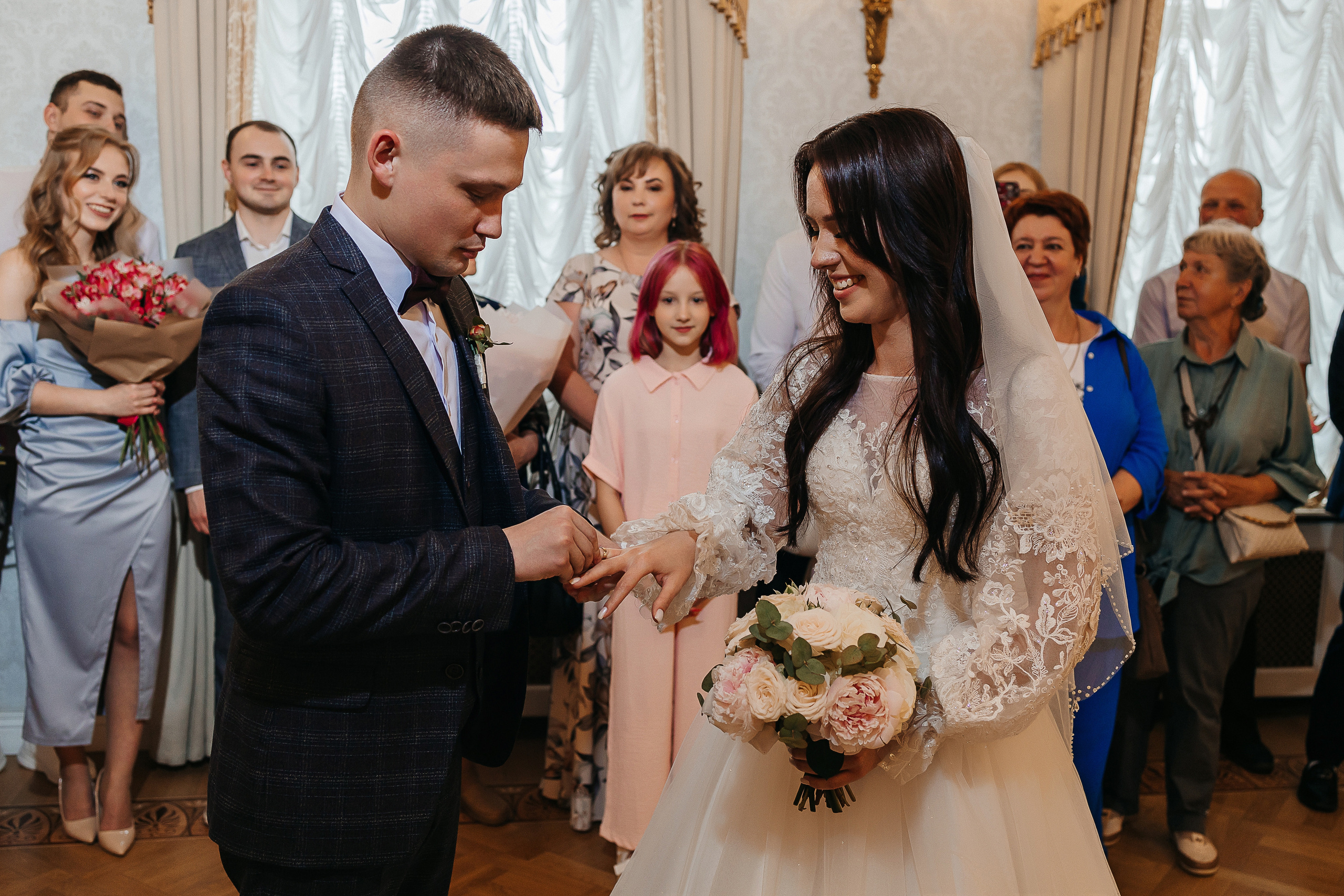 Романтическая встреча пары в отеле. Олег Сверчков | Свадебный фотограф Вологда