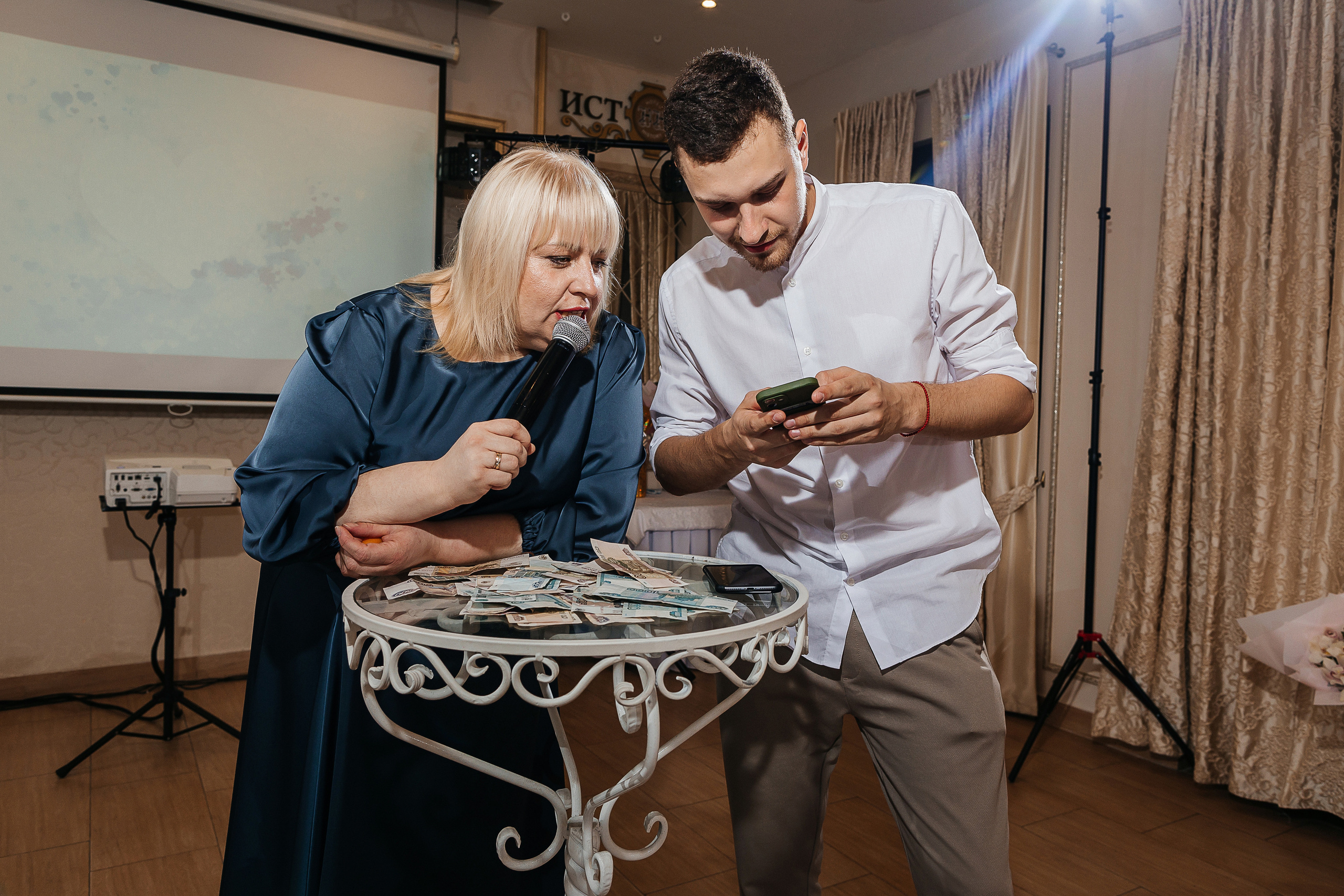 Романтическая встреча пары в отеле. Олег Сверчков | Свадебный фотограф Вологда