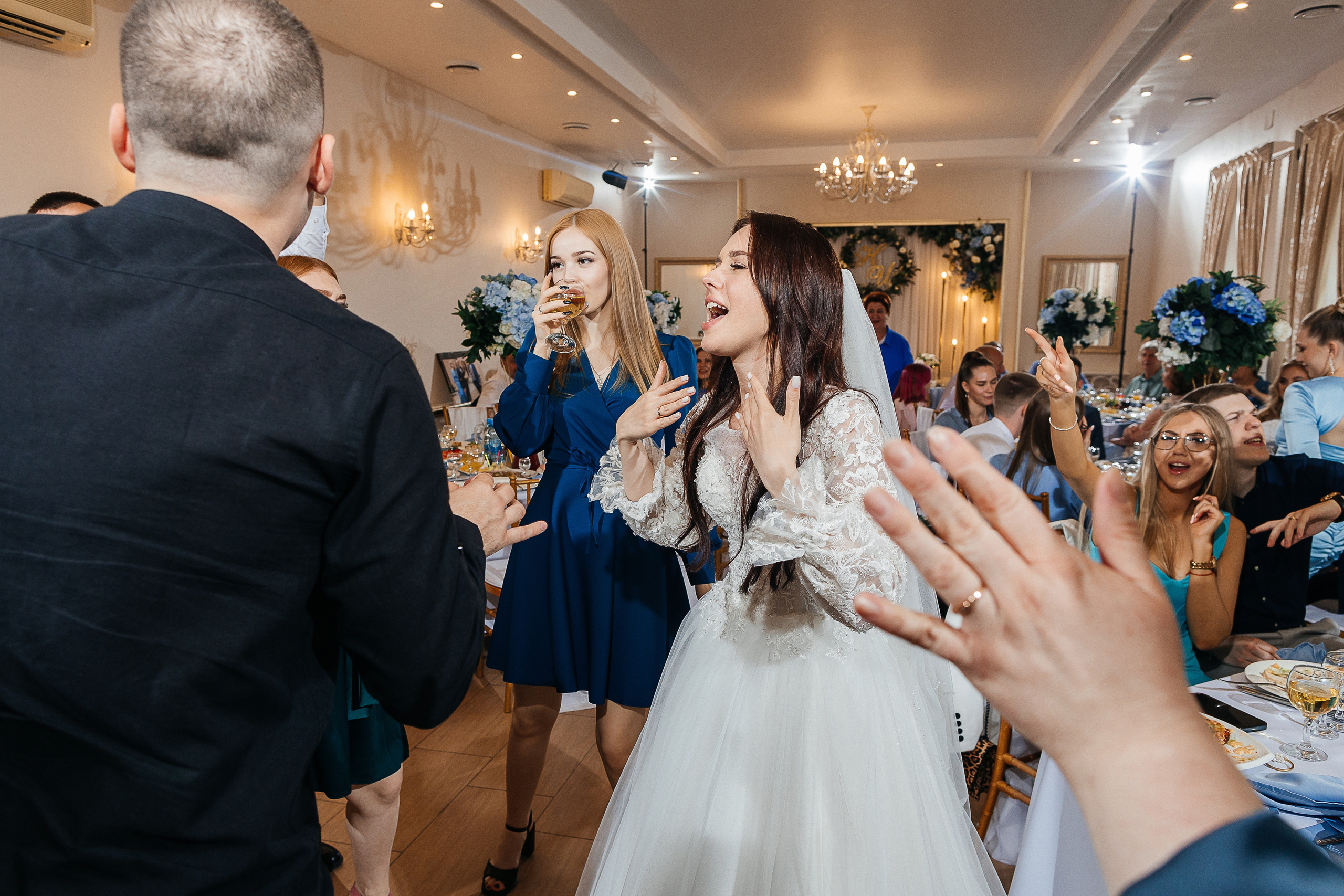 Романтическая встреча пары в отеле. Олег Сверчков | Свадебный фотограф Вологда