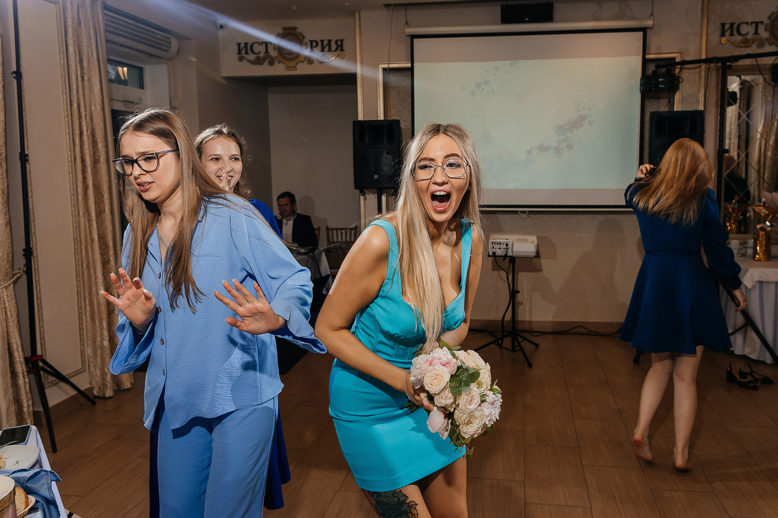 Романтическая встреча пары в отеле. Олег Сверчков | Свадебный фотограф Вологда