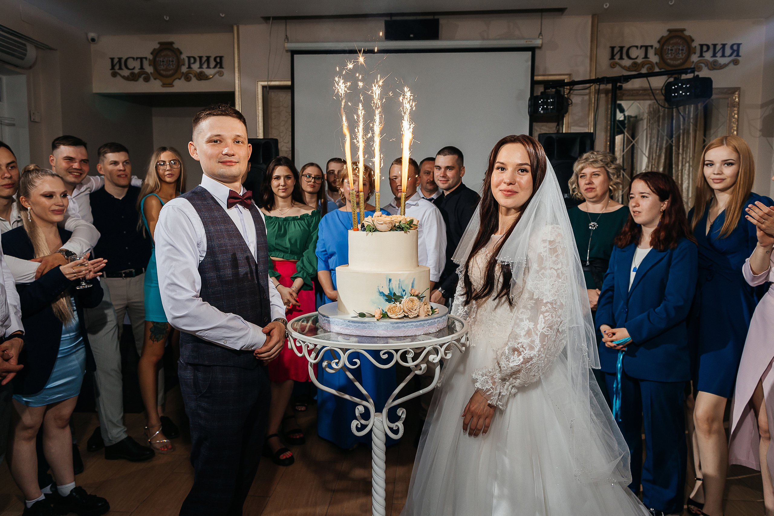 Романтическая встреча пары в отеле. Олег Сверчков | Свадебный фотограф Вологда