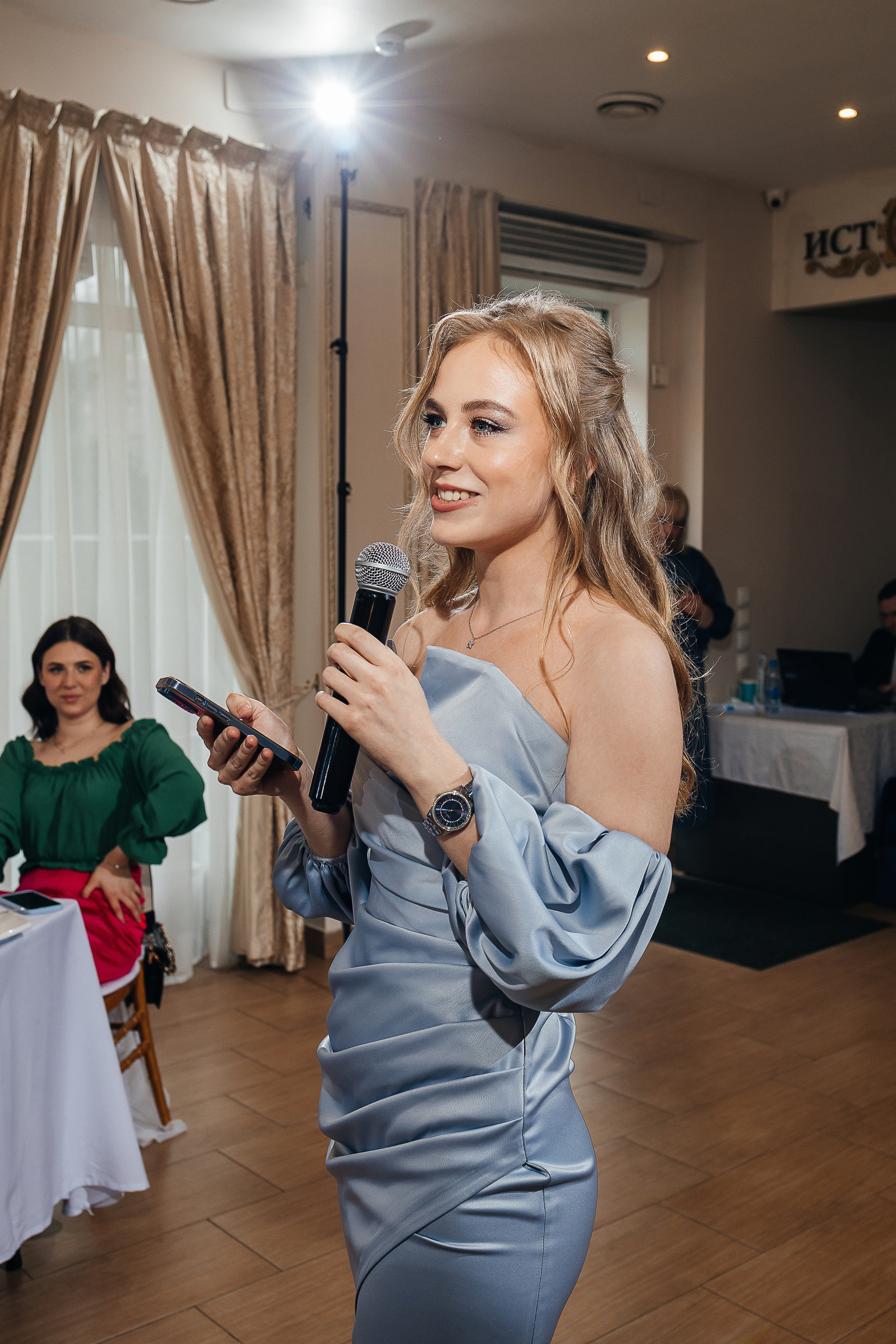 Романтическая встреча пары в отеле. Олег Сверчков | Свадебный фотограф Вологда