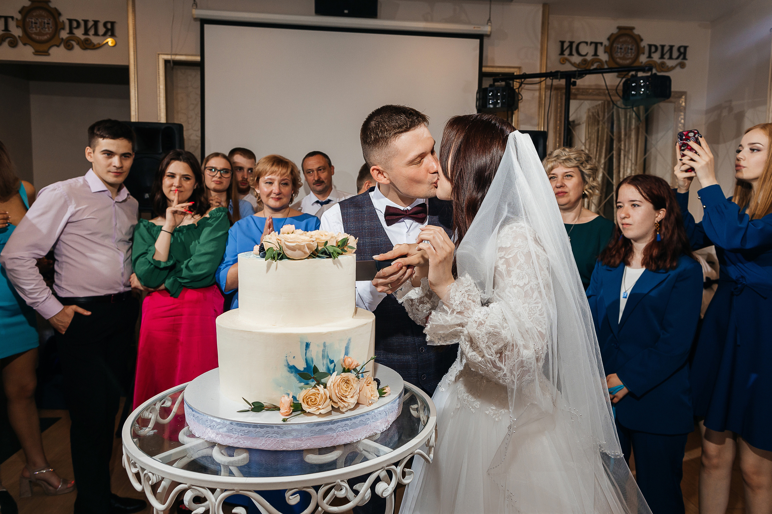 Романтическая встреча пары в отеле. Олег Сверчков | Свадебный фотограф Вологда