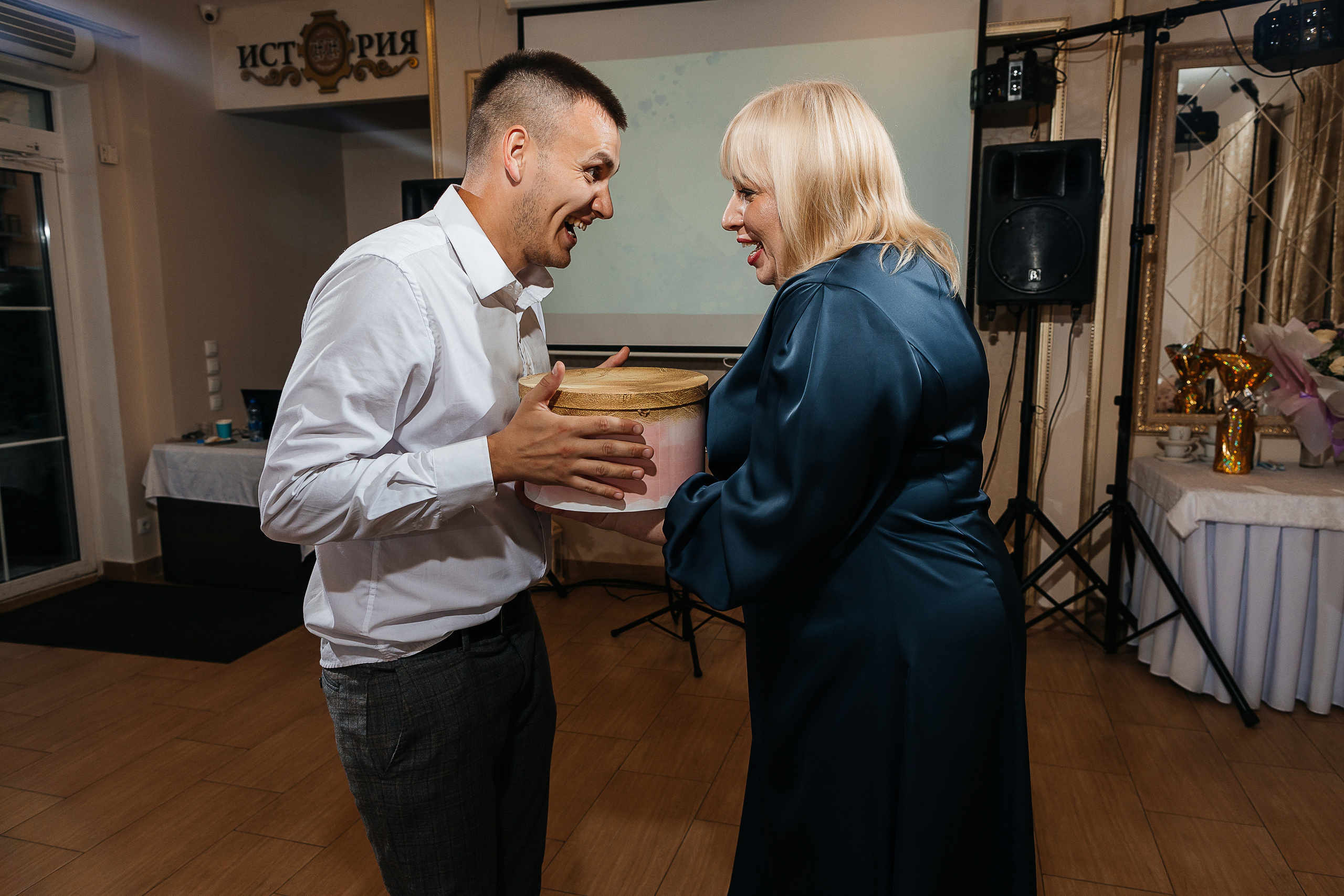 Романтическая встреча пары в отеле. Олег Сверчков | Свадебный фотограф Вологда