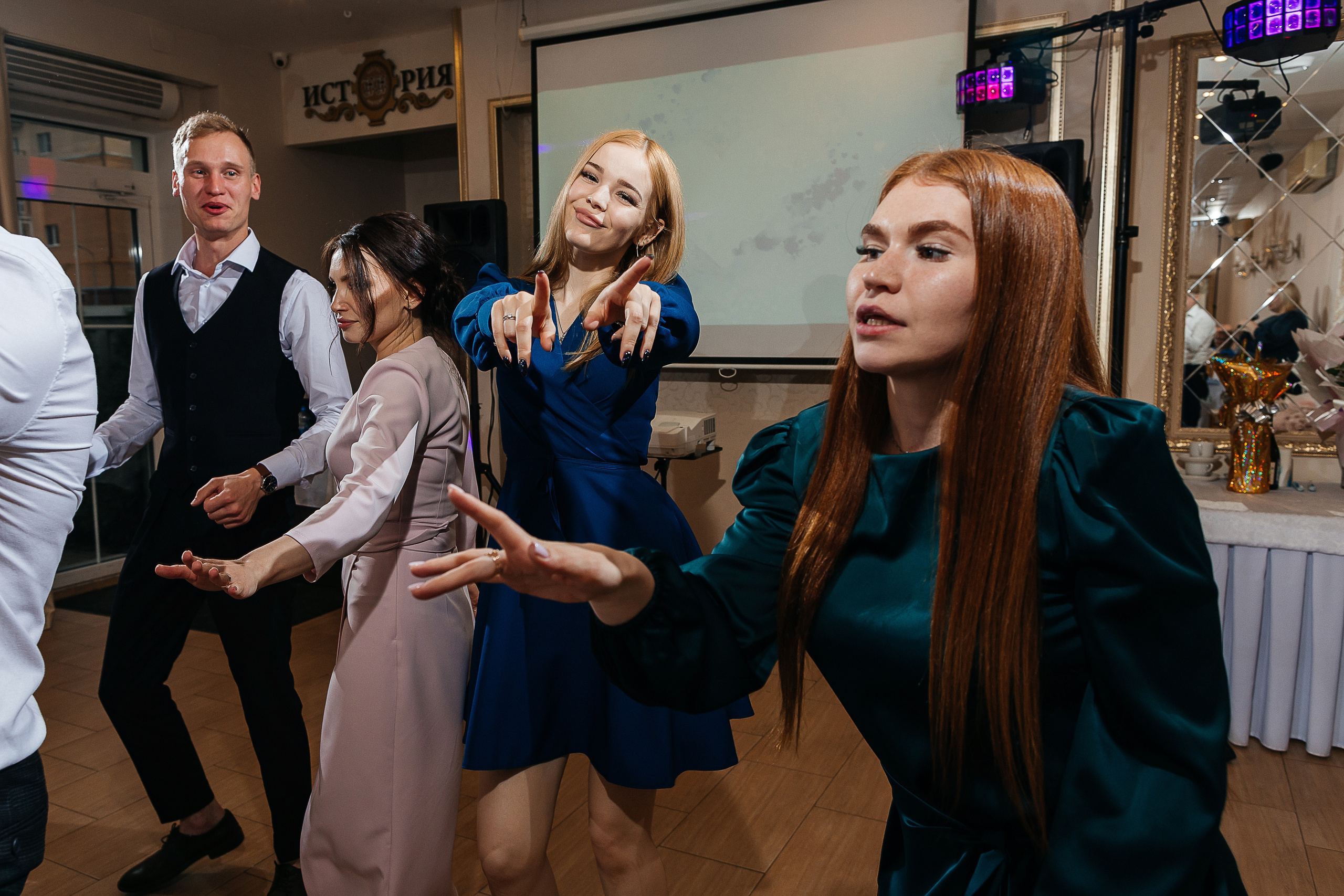 Романтическая встреча пары в отеле. Олег Сверчков | Свадебный фотограф Вологда