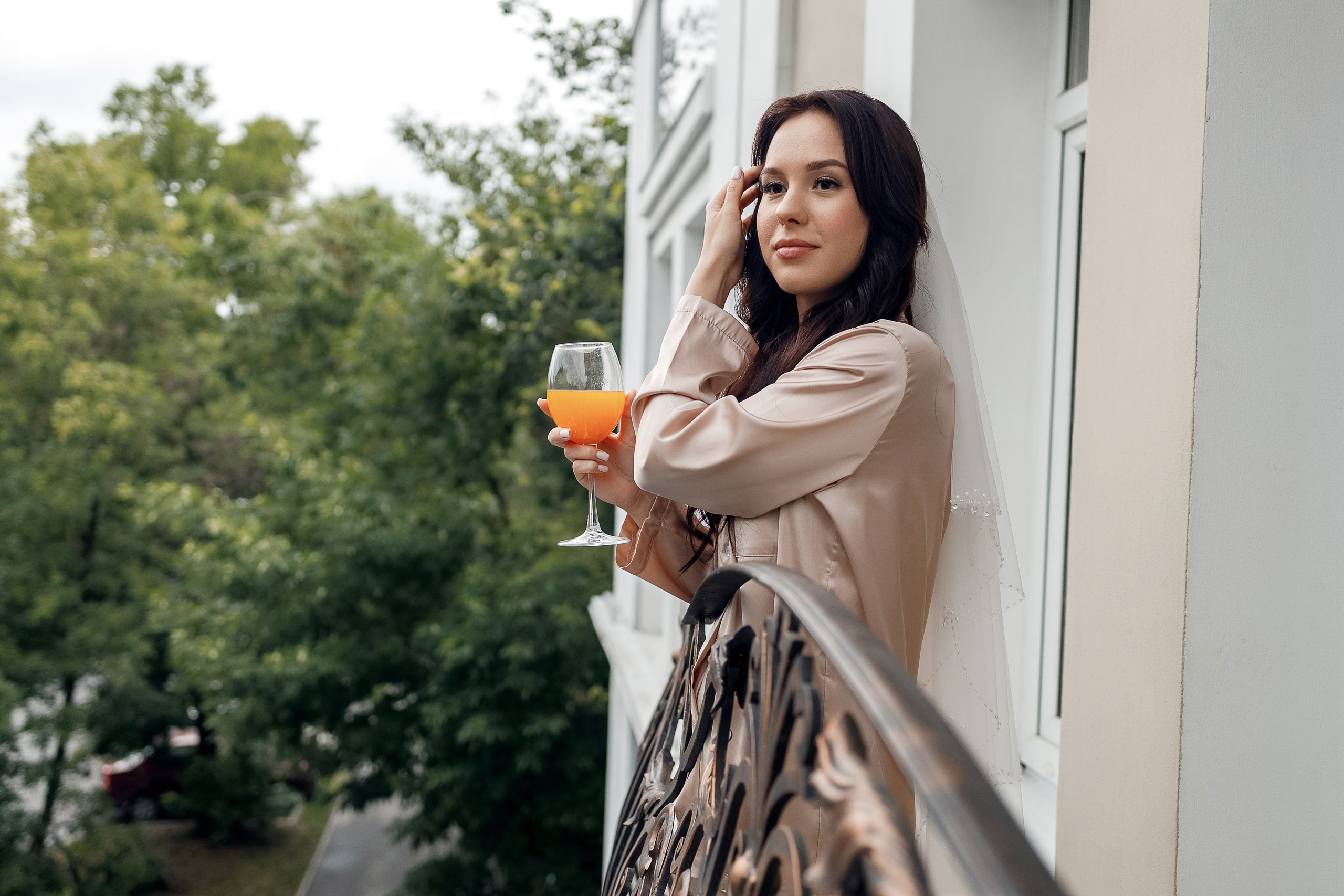 Романтическая встреча пары в отеле. Олег Сверчков | Свадебный фотограф Вологда