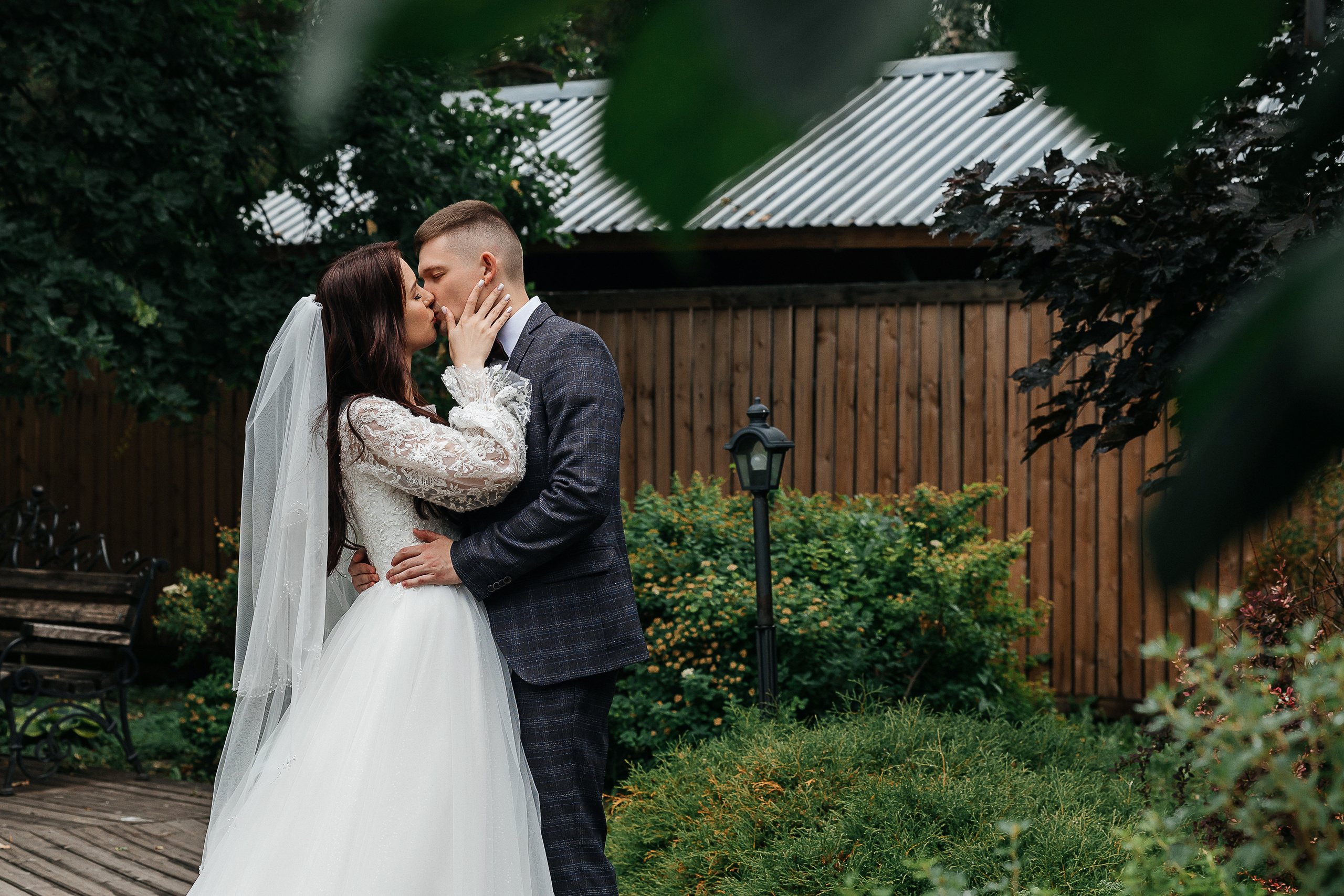 Романтическая встреча пары в отеле. Олег Сверчков | Свадебный фотограф Вологда