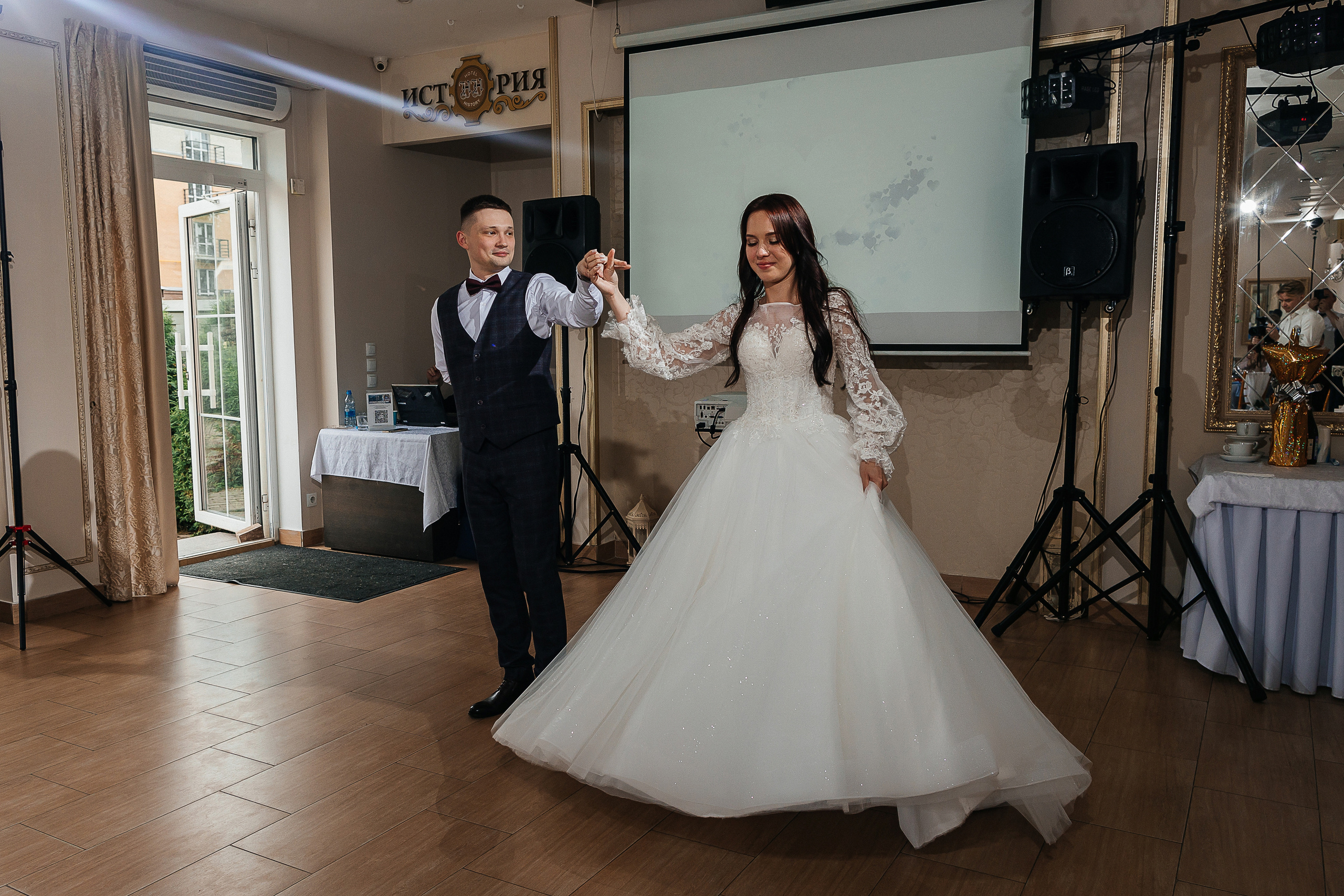 Романтическая встреча пары в отеле. Олег Сверчков | Свадебный фотограф Вологда