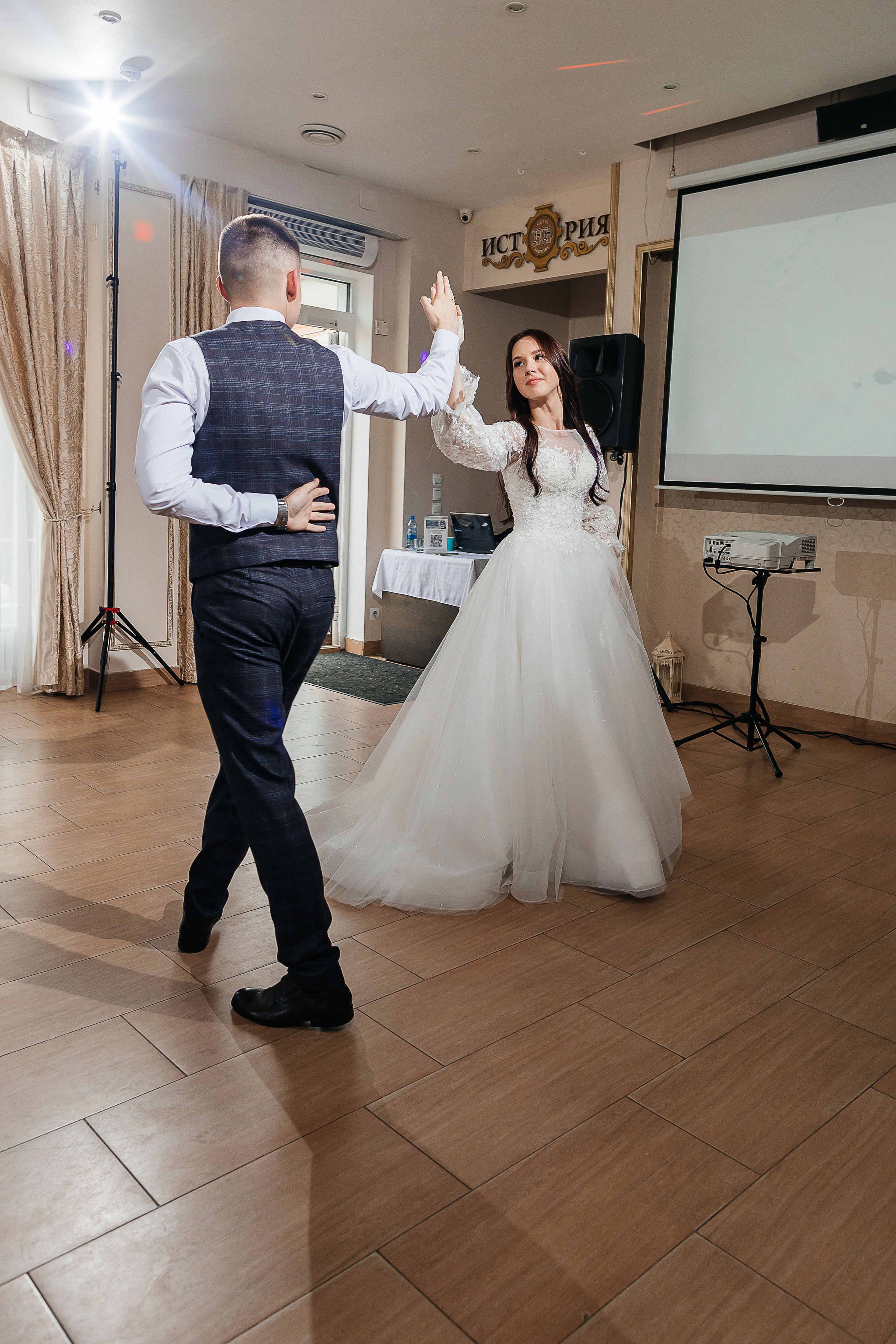 Романтическая встреча пары в отеле. Олег Сверчков | Свадебный фотограф Вологда