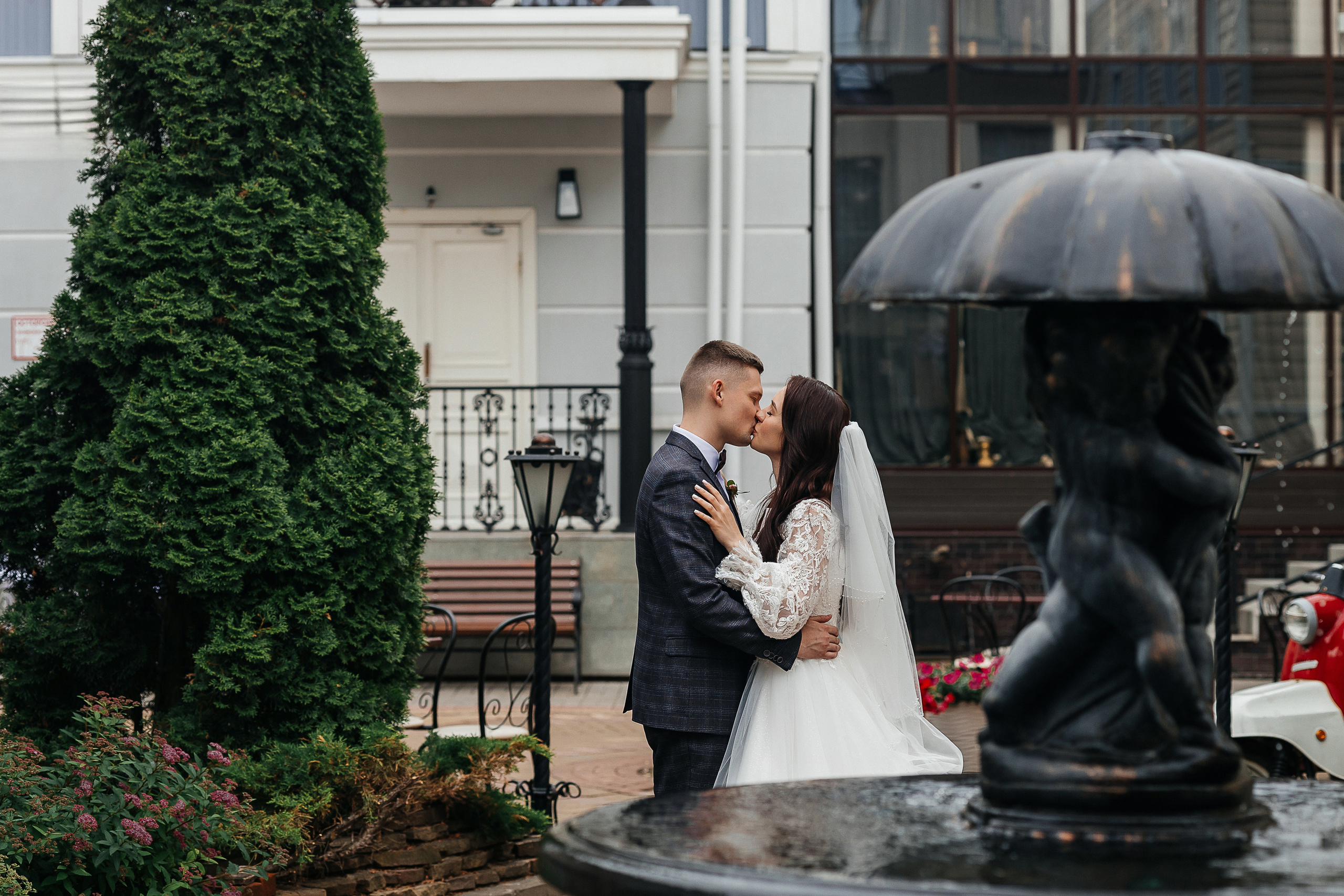 Романтическая встреча пары в отеле. Олег Сверчков | Свадебный фотограф Вологда