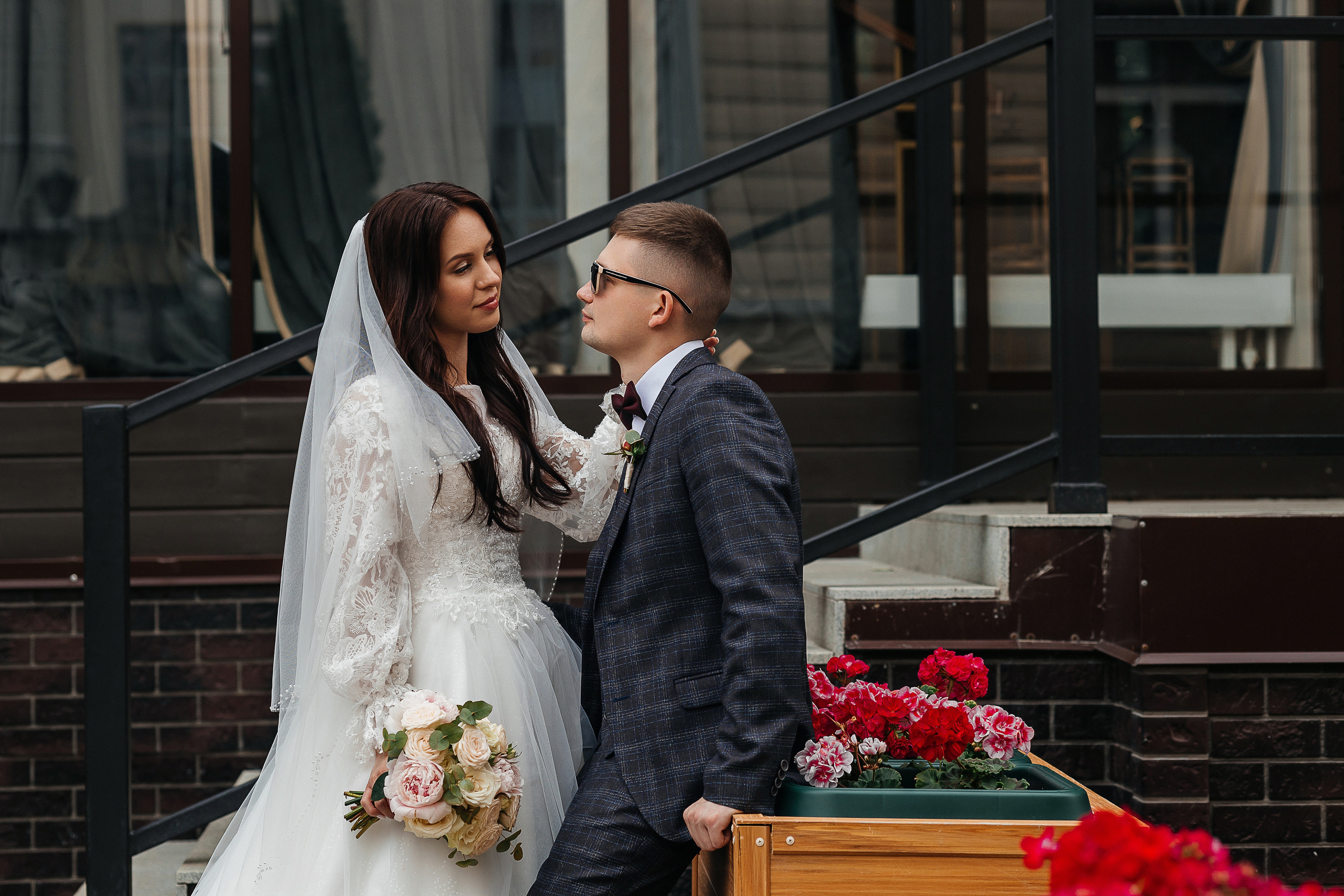 Романтическая встреча пары в отеле. Олег Сверчков | Свадебный фотограф Вологда