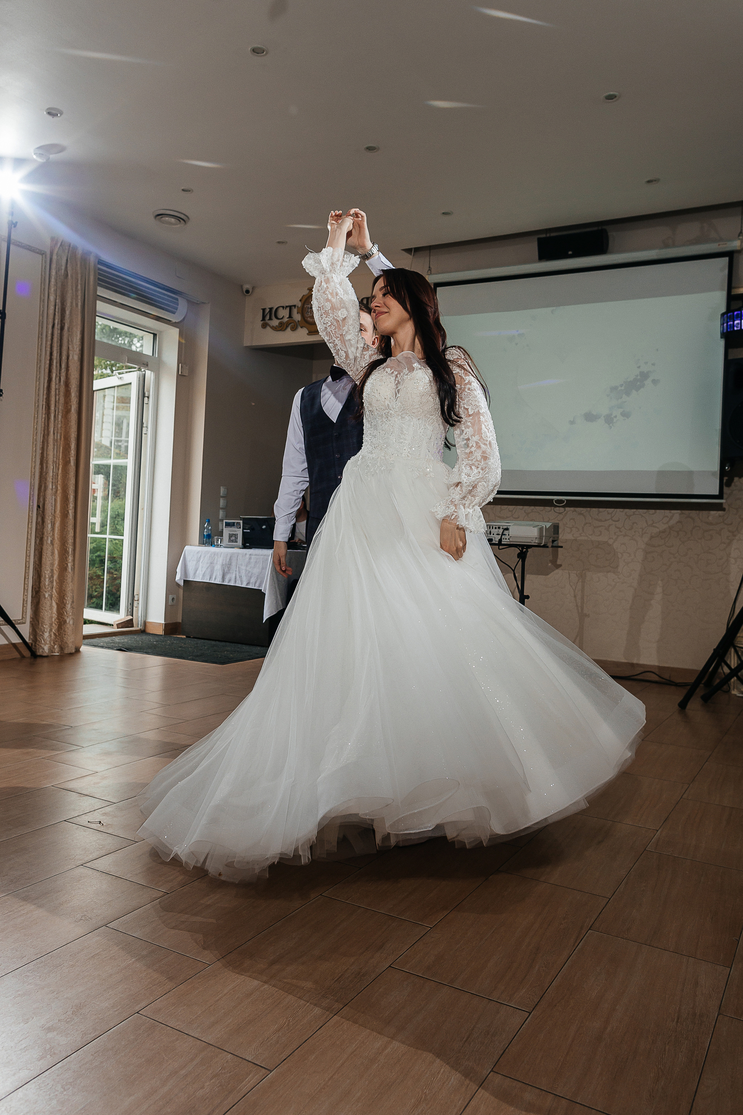 Романтическая встреча пары в отеле. Олег Сверчков | Свадебный фотограф Вологда