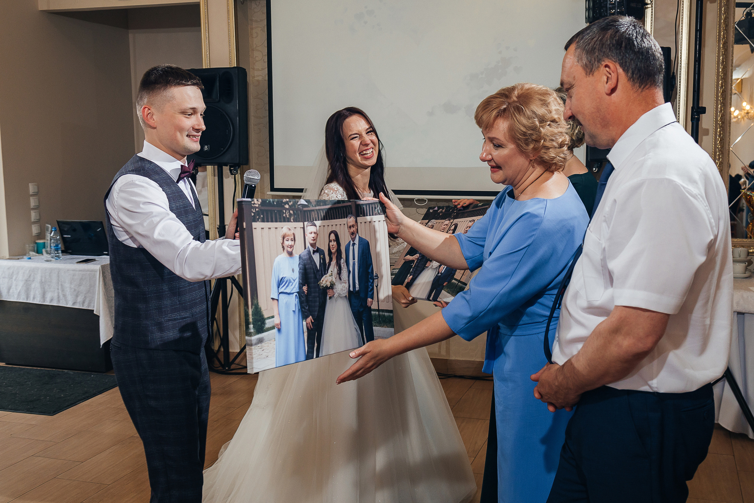 Романтическая встреча пары в отеле. Олег Сверчков | Свадебный фотограф Вологда