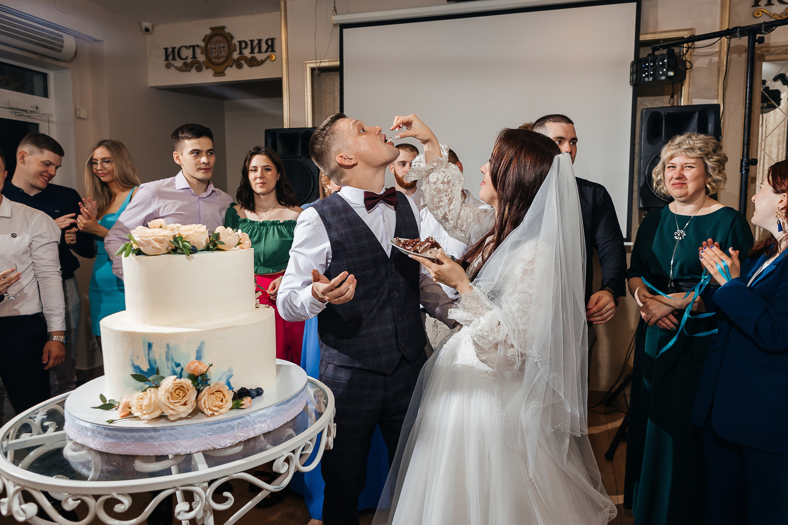 Романтическая встреча пары в отеле. Олег Сверчков | Свадебный фотограф Вологда