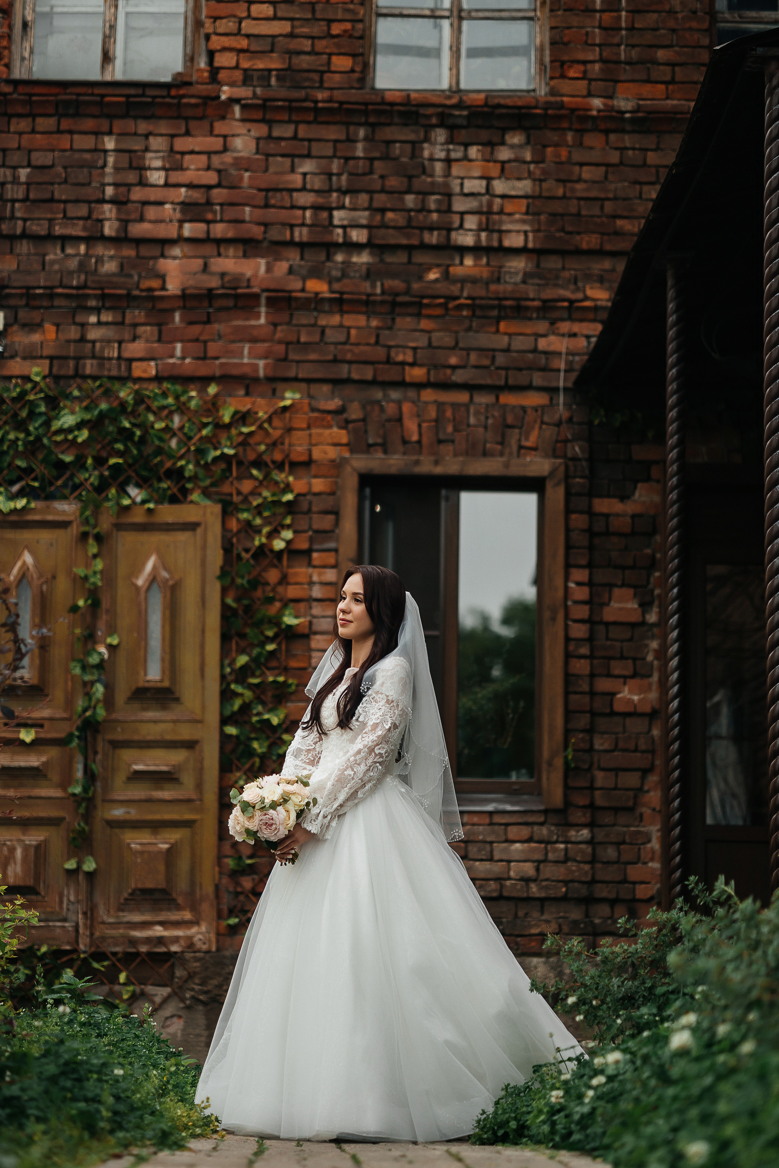 Романтическая встреча пары в отеле. Олег Сверчков | Свадебный фотограф Вологда