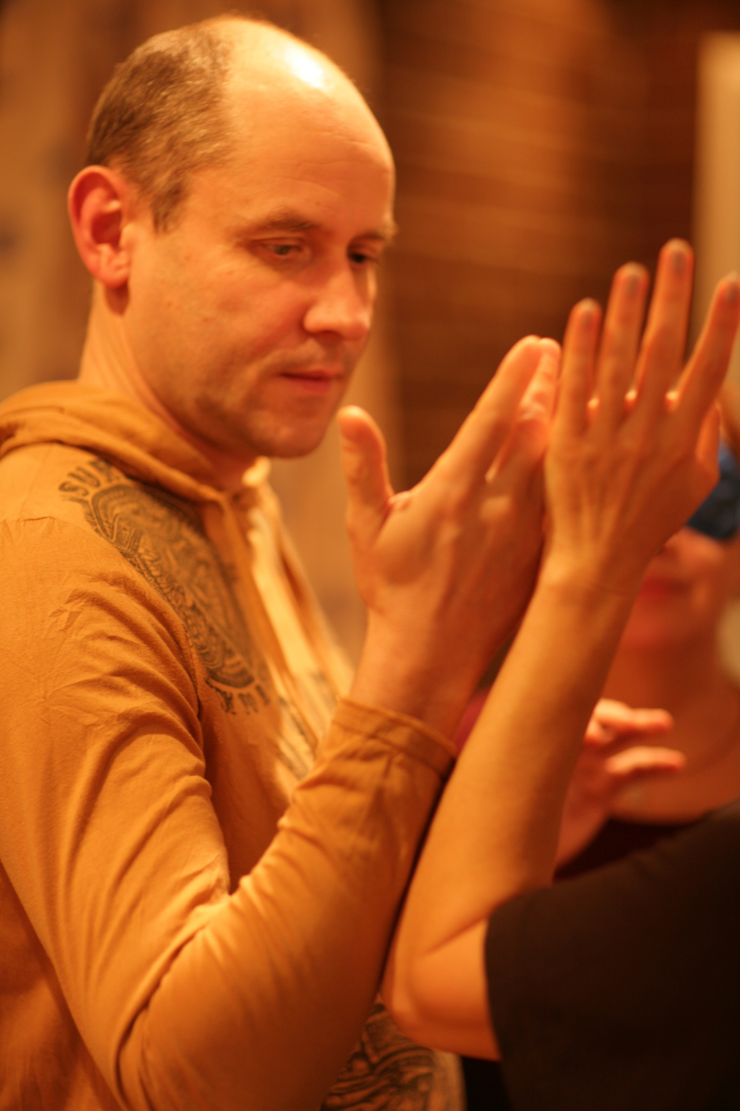 Андрей Кичев на ретрите в темноте проводит практику.