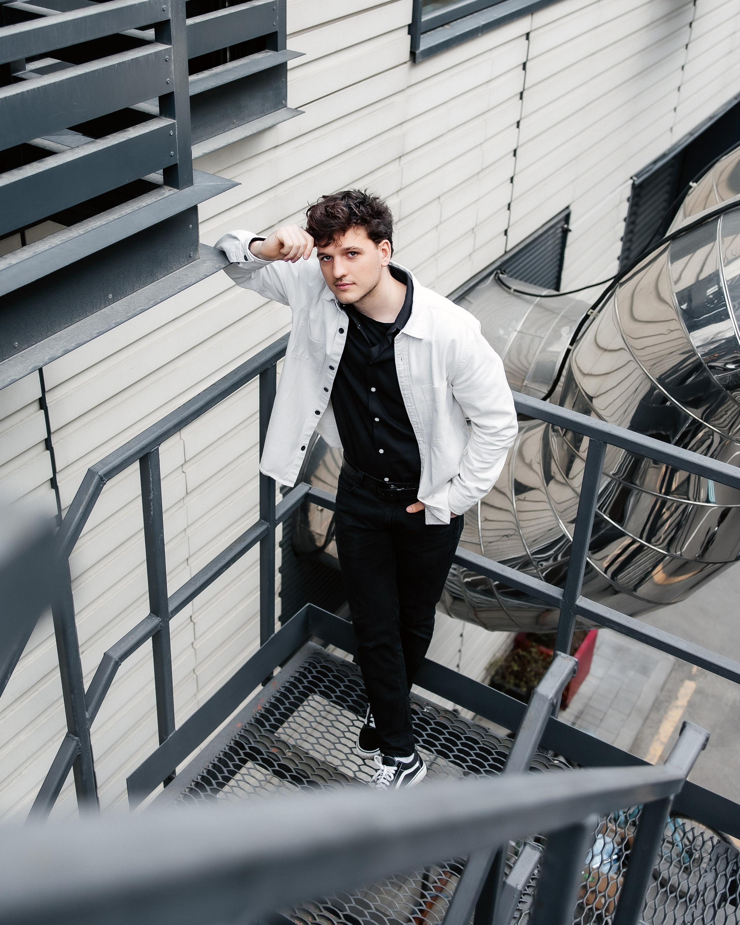 мужчина в белой куртке