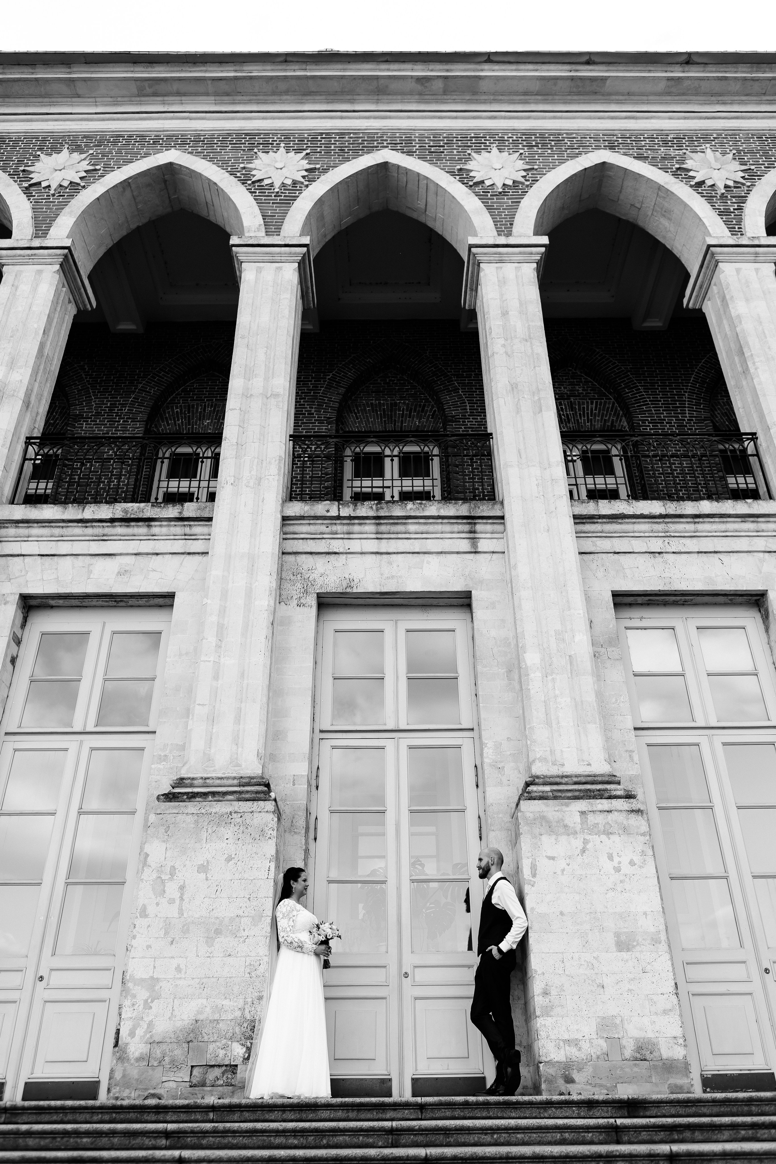 Романтическая свадебная фотопрогулка в Царицыно после ЗАГСа. Свадебный фотограф в Москве