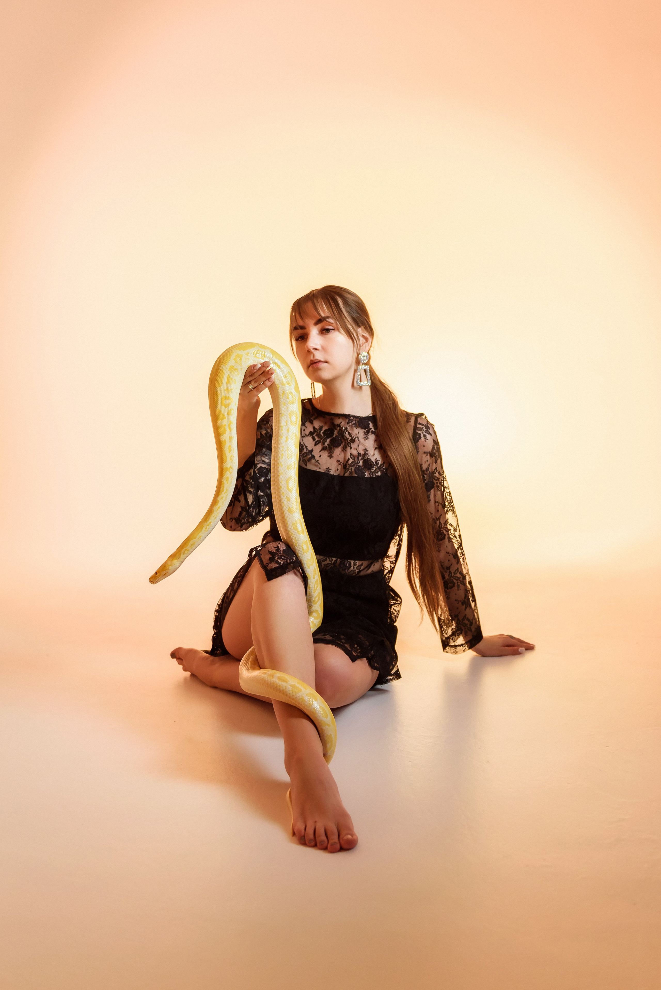 Девушка держит желтого питона