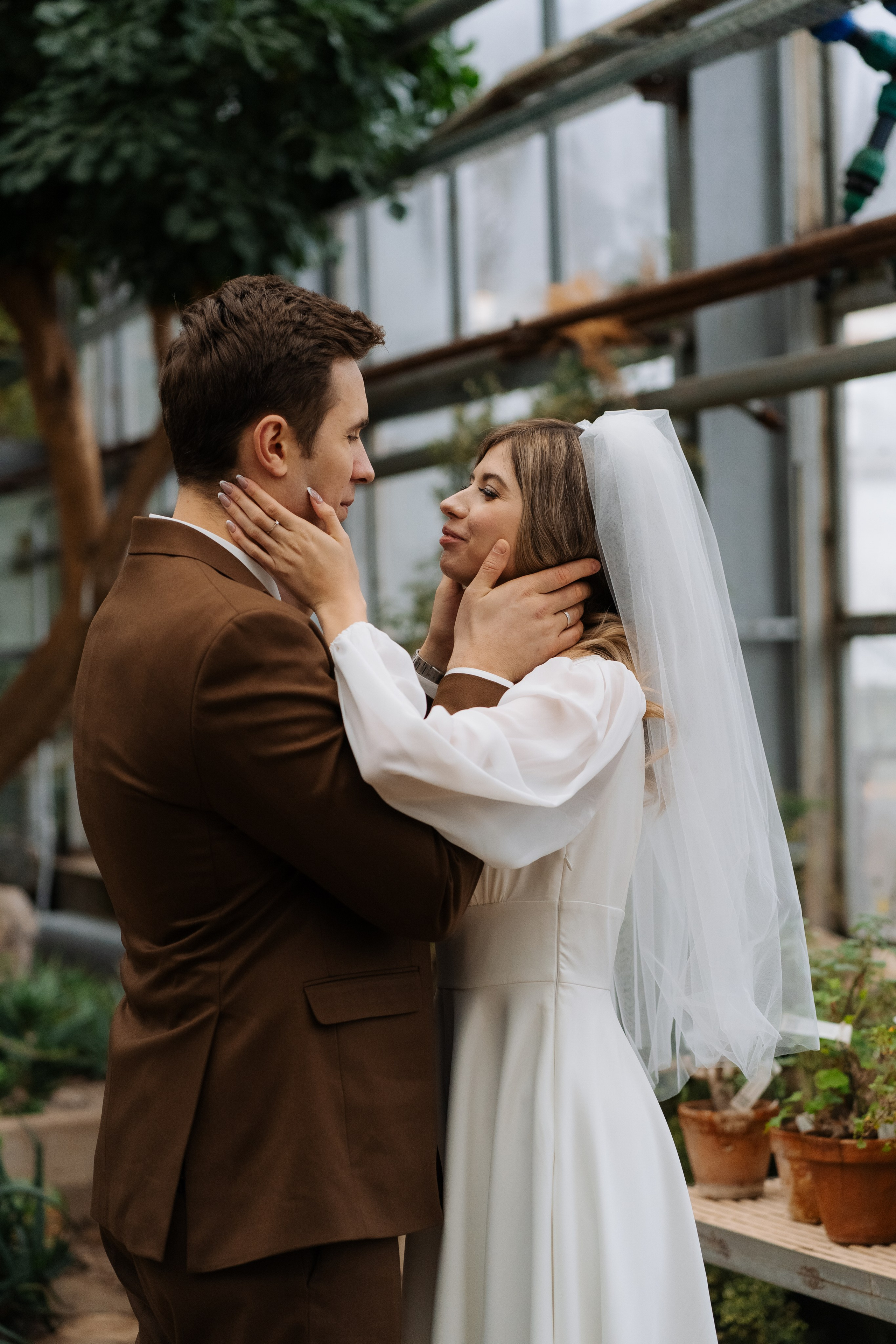 Свадебная фотосессия в оранжерее, Москва. Свадебный фотограф в Москве Анна Полушина