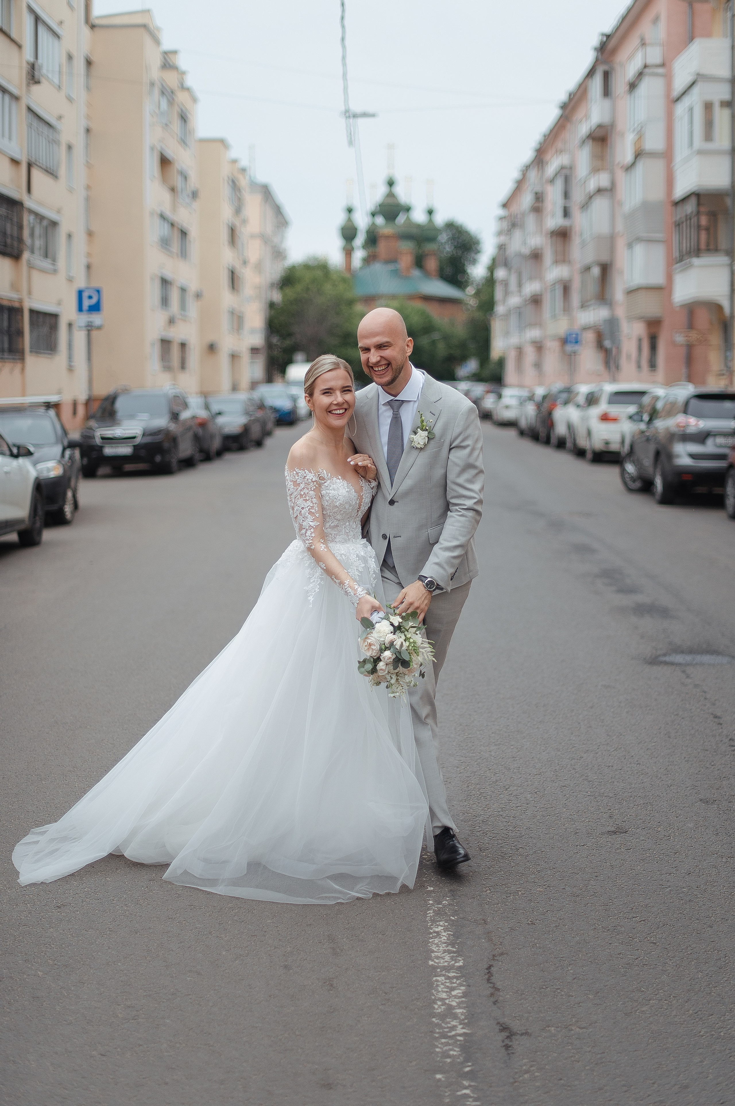 Счастливая пара молодожёнов гуляющая по улицам Ярославля