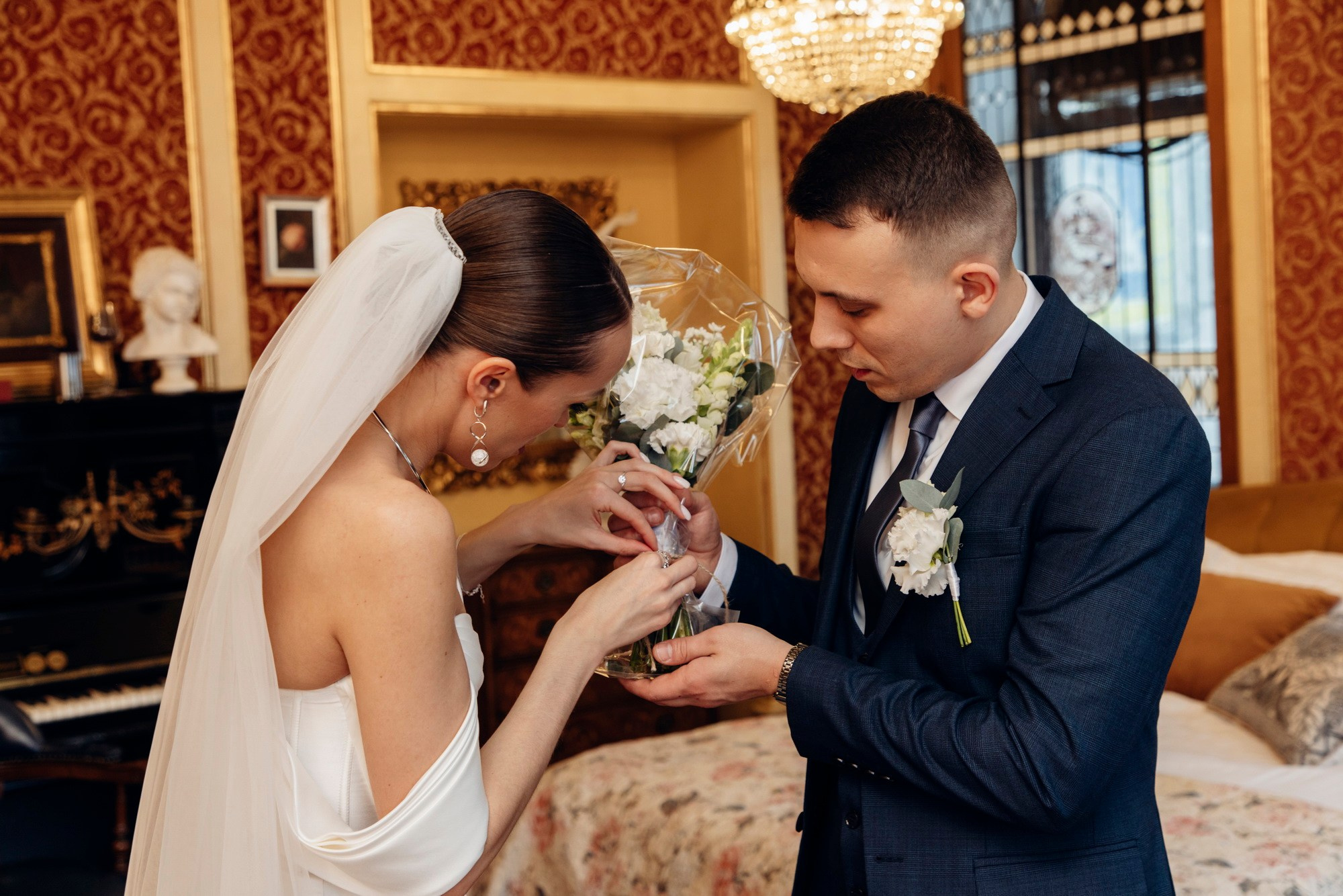 где купить свадебный букет, какой подарок подарить на свадьбу, свадебное платье где купить спб, свадебный салон, актуальные свадебные платья 2025, костюм для жениха, какой ресторан выбрать спб, отель для свадьбы