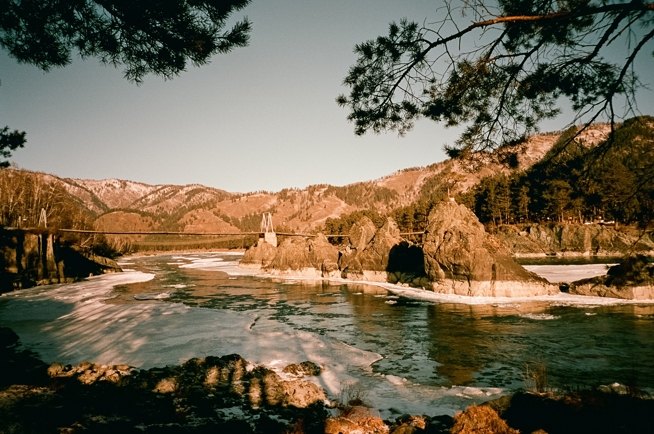 Зубы Дракона и подвесной мост над скалами. Фотограф-документалист Мария Осокина