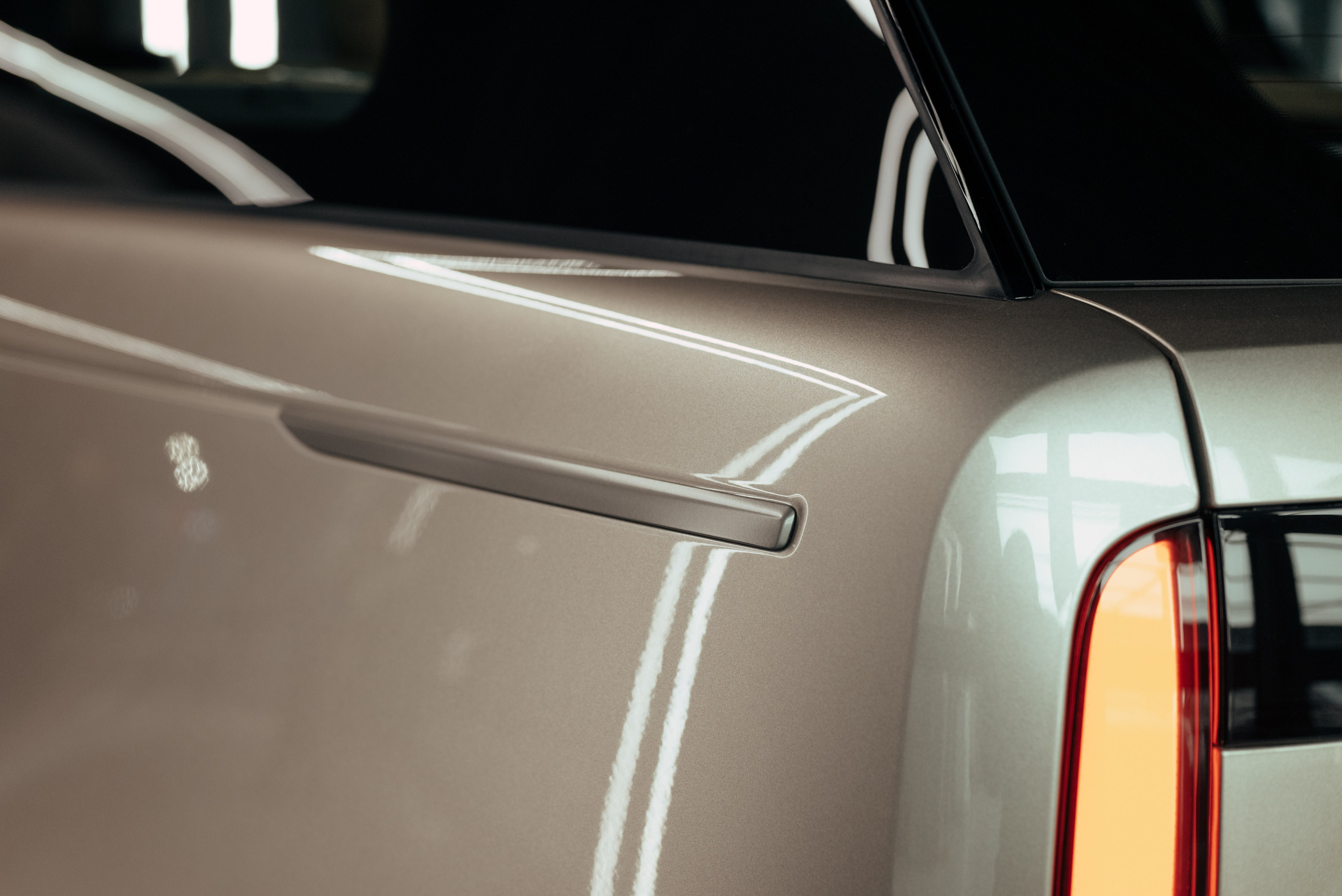 Range Rover gold on sand. DeLorein