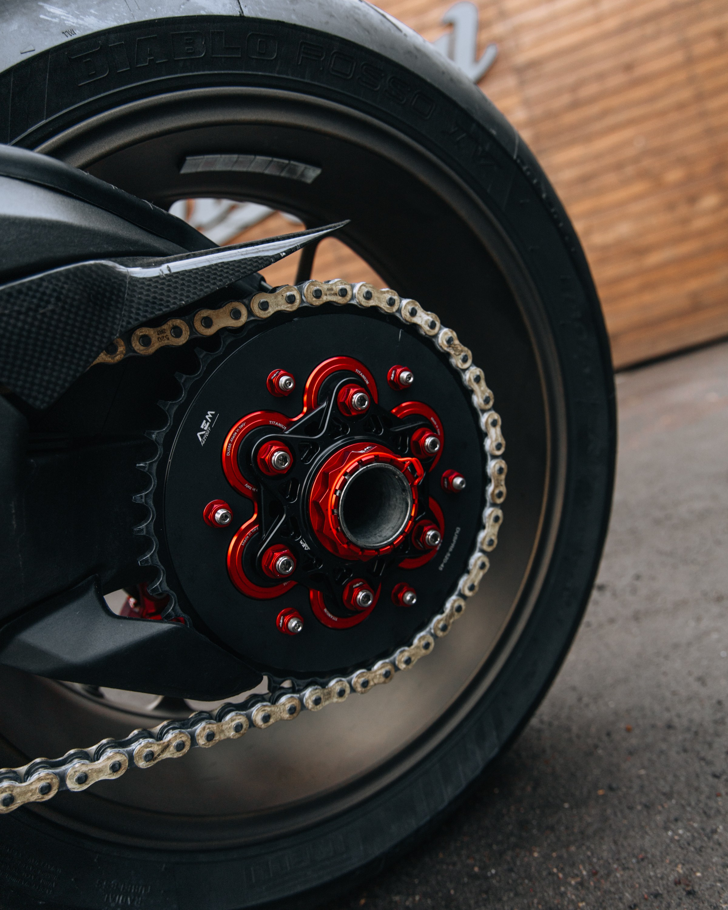 Ducati Streetfighter V2 окрас деталей в красный кэнди и черный мат. DeLorein