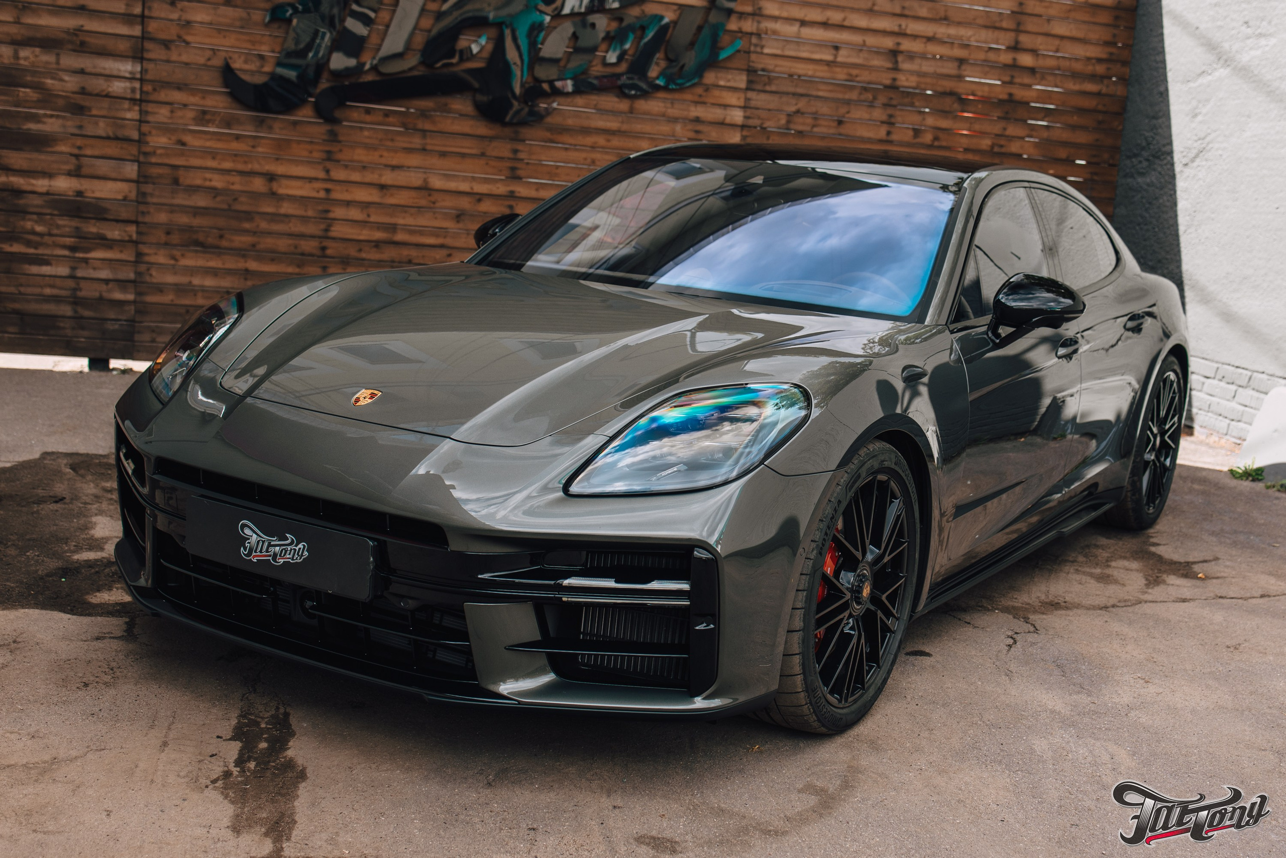 Porsche Panamera GTS оклейка глянецевый полиуретан. DeLorein